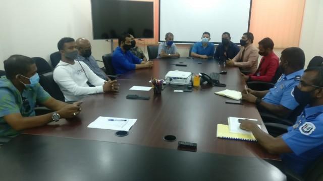އާއްމުންގެ ޝަކުވާތަކަށް ހައްލެއް ހޯދުމަށް، މާލޭ ޓެކްސީ ސެންޓަރުތަކުގެ އިސްވެރިންނާއި ފުލުހުން ބައްދަލުކޮށްފި