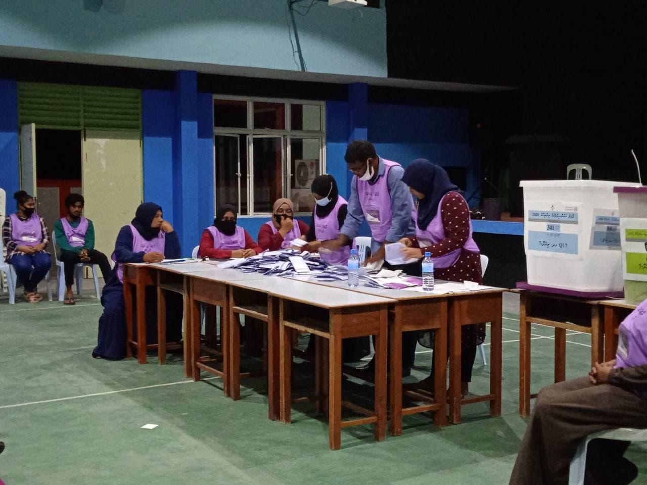 އިންތިޒާރުގެ ފަހު ވަގުތު - ވޯޓު ފޮށިތައް ބަންދުކޮށް ގުނަން ފަށައިފި