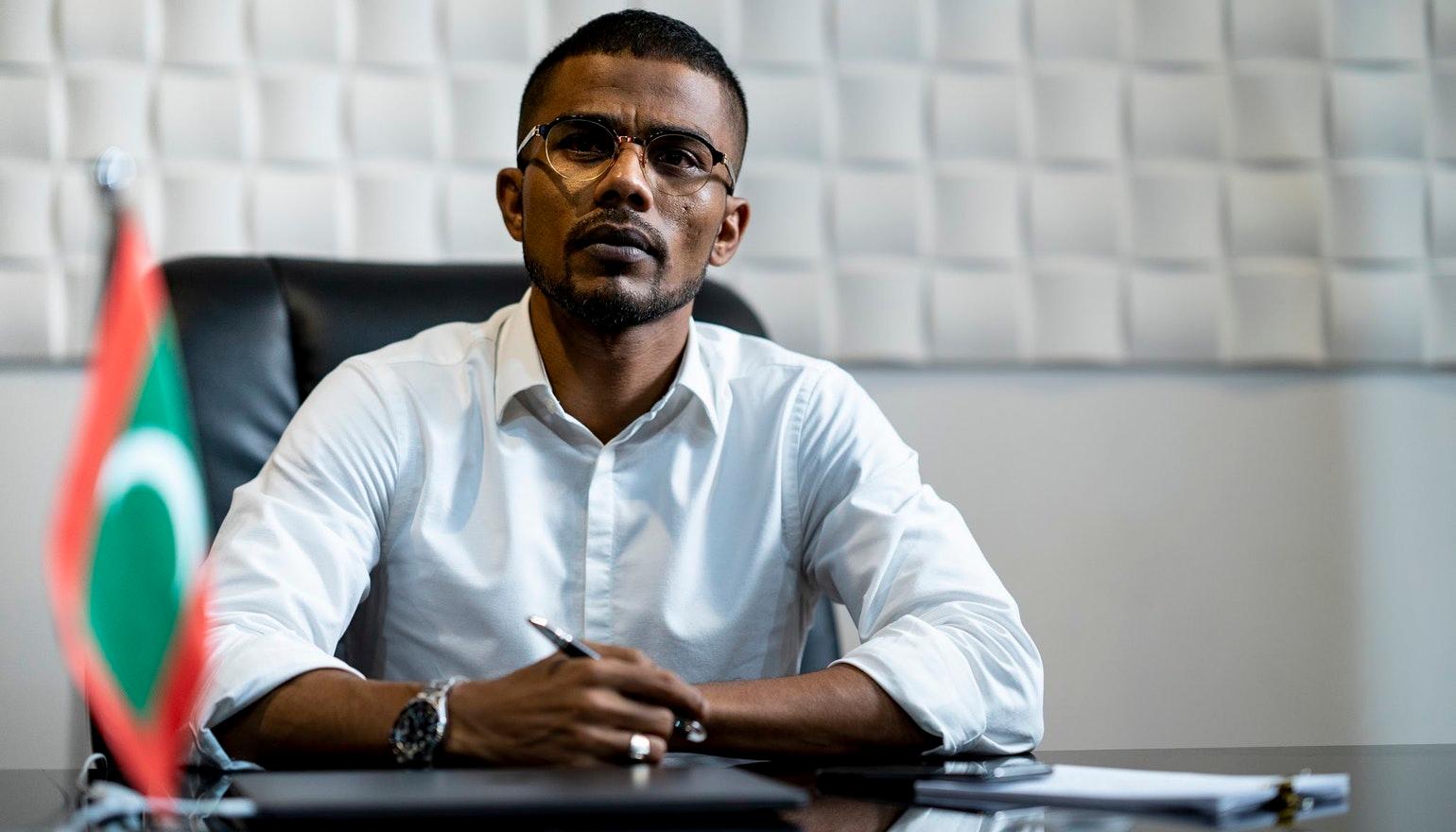 މަނީ ލޯންޑަރިންގެ ތުހުމަތުގައި އަލްހާން ފުލުހަށް ހާޒިރުކުރަނީ