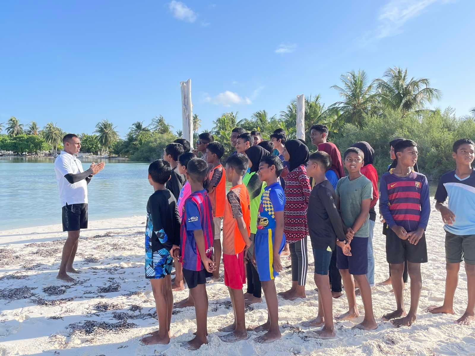 ހުވަދޫ ސްވިމިންގ ކްލަބުން ކަނޑުހުޅުދޫގައި ފަތަން ދަސްކޮށްދިނުމުގެ ޕްރޮގްރާމެއް ފަށައިފި