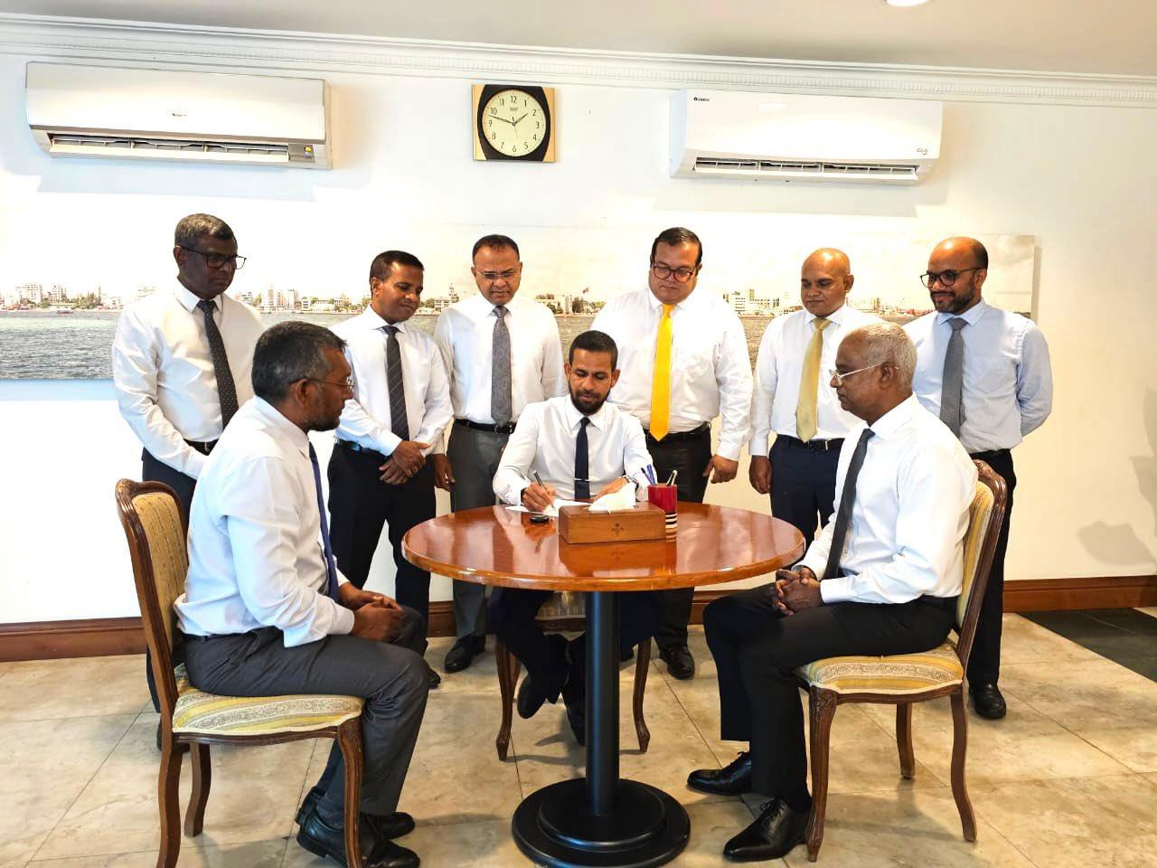 ޖޭޕީން ވަކިވެ، މެމްބަރު އަލީ ހަމީދު އެމްޑީޕީއަށް ސޮއިކޮށްފި