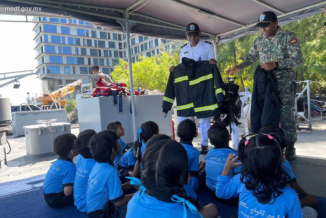 ކާމިލް ދީދީ ޕްރީ ސްކޫލުގެ ދަރިވަރުން އެމްއެންޑީއެފް ކޯސްޑްގާޑު ޝިޕް ޝަހީދު ޢަލީއަށް ޒިޔާރަތްކޮށްފި