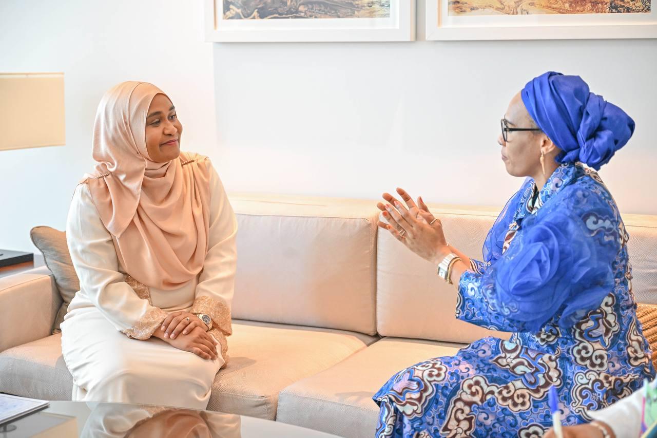 ރާއްޖޭގެ ފަސްްޓްލޭޑީ، ގެމްބިއާގެ ފަސްޓް ލޭޑީއާ ބައްދަލުކުރައްވައިފި