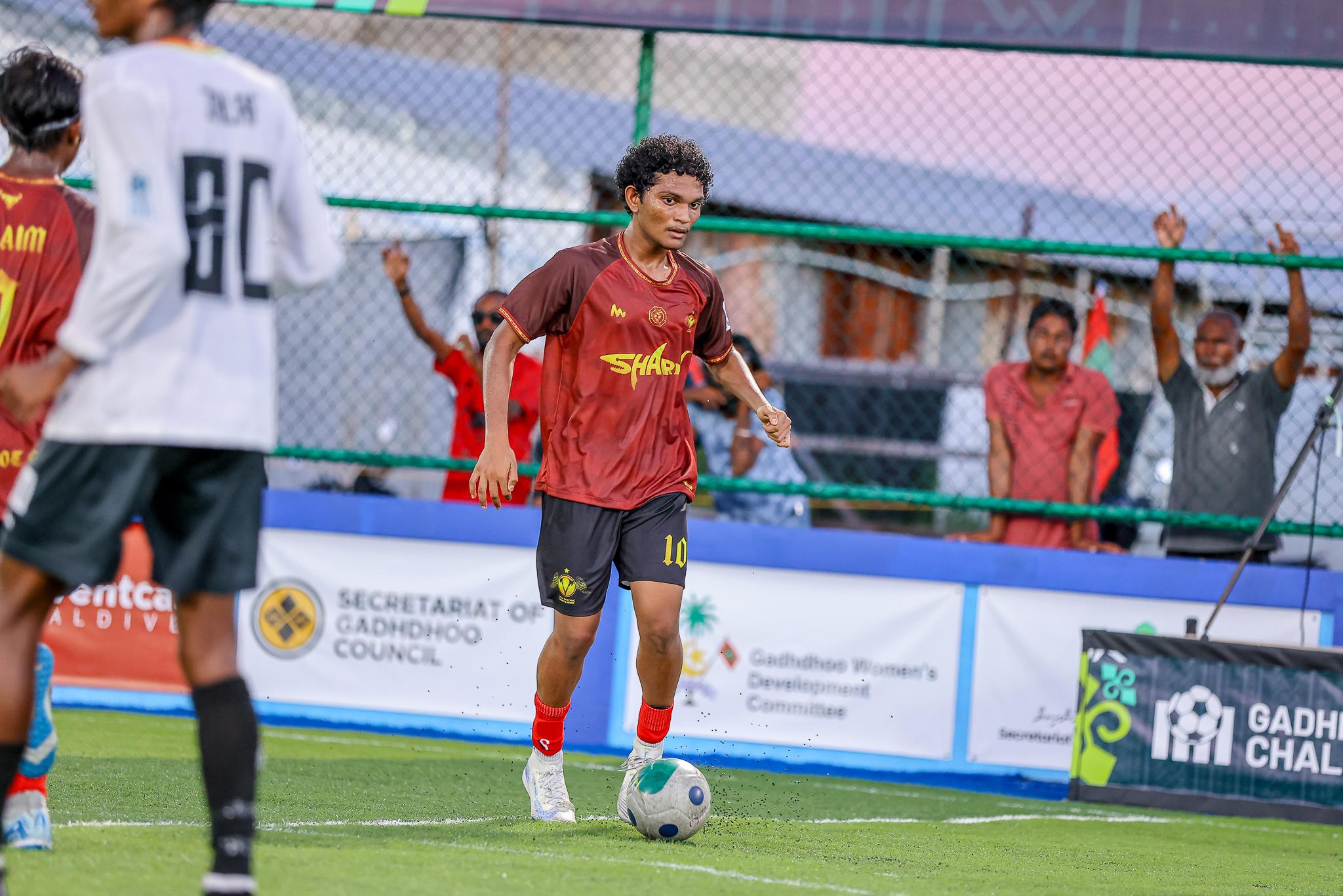 ފަހަތުން އަރައި ވަލްހަލާއިން ގަސްދޮށު މޮޅުވިޔަނުދީ ހިފަހައްޓައިފި