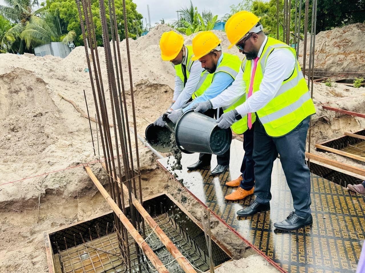 ގެމަނަފުށީގައި އަލަށް ބިނާ ކުރާ މިސްކިތުގެ ބިންގާ އަޅައިފި