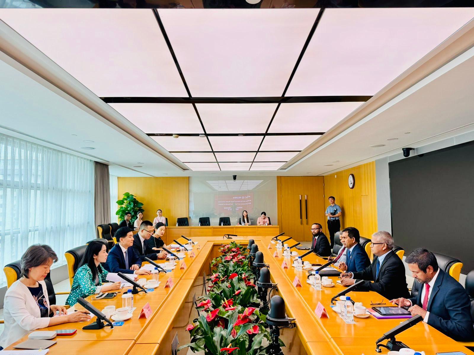 ޗައިނާގެ އިންޑަސްޓްރިއަލް ކޮމާޝަލް ބޭންކްގެ އިސްވެރިންނާއި މިނިސްޓަރު ސައީދު ބައްދަލުކުރައްވައިފި