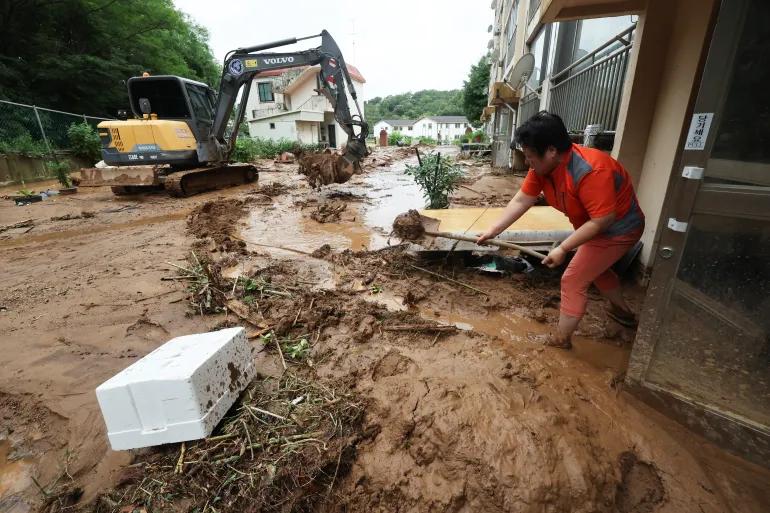 ދެކުނު ކޮރެއާއަށް ކުރަމުން އަންނަ ވިއްސާރާގައި 4 މީހުން މަރުވެއްޖެ