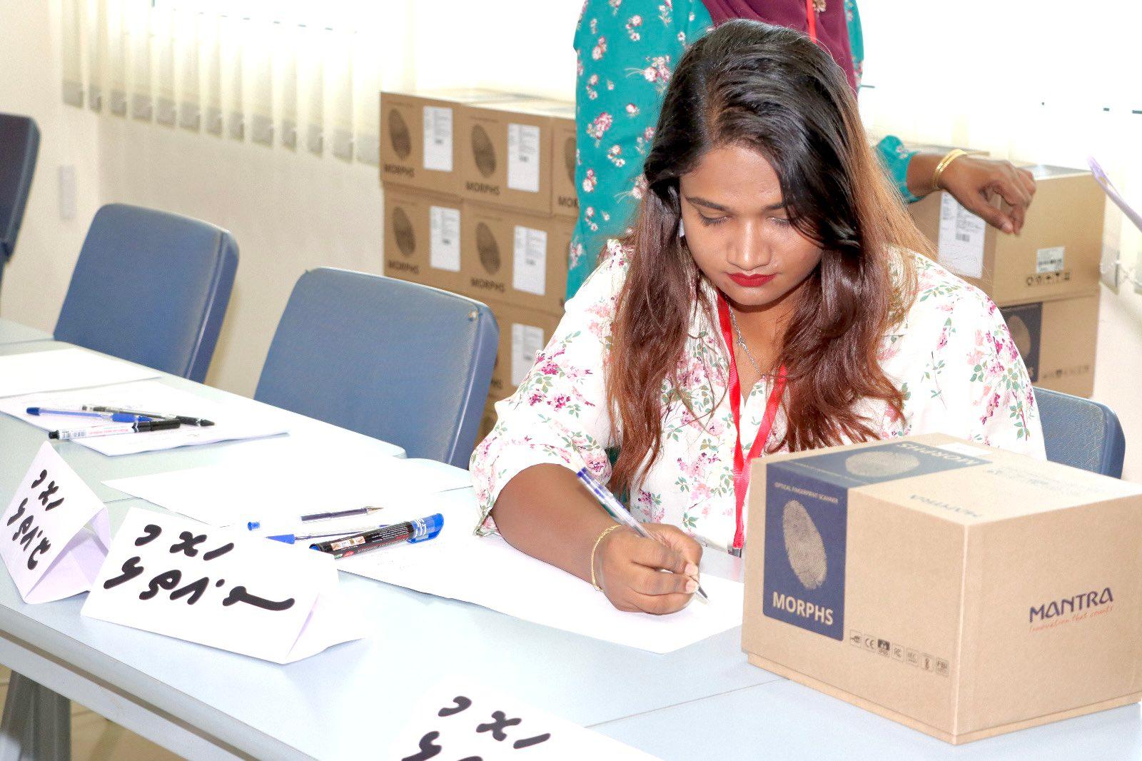 ކައުންސިލަރުން ނާރެސް ޕޯޓަލްއަށް އަހުލުވެރި ކުރުވައި، އިނގިލީގެ ނިޝާން ނަގާ ޑިވައިސް ހަވާލުކޮށްފި