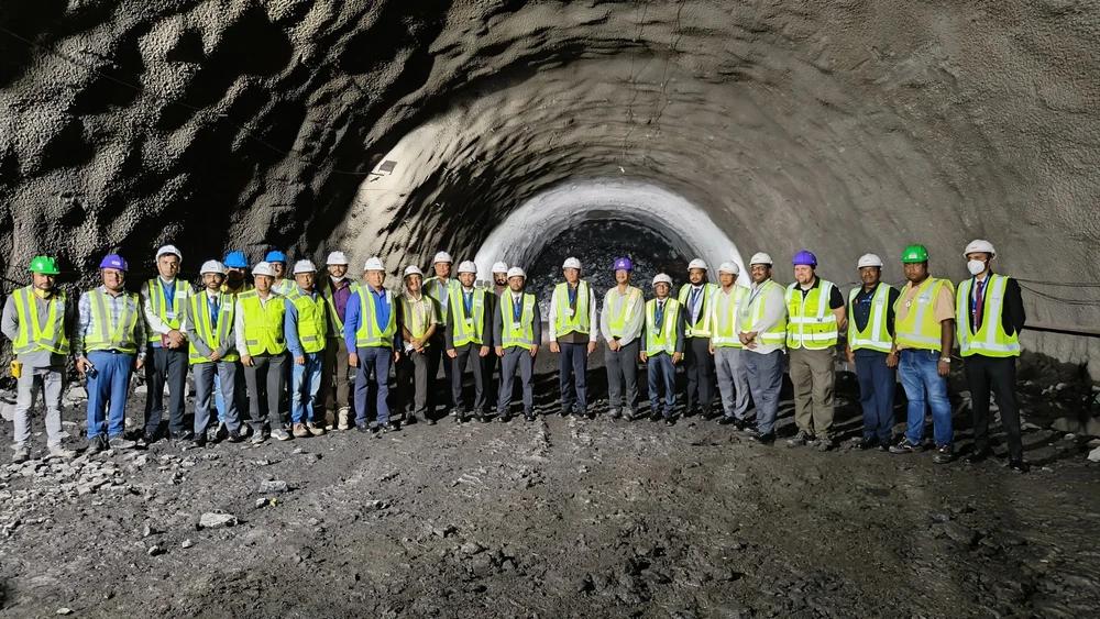 އިންޑިއާގެ މުމްބާއީގައި ހަދަމުން އަންނަ ކަނޑުއަޑީގެ ޓަނަލަށް ވަޒީރު މުއްތަލިބު ޒިޔާރާތްކުރައްވައިފި