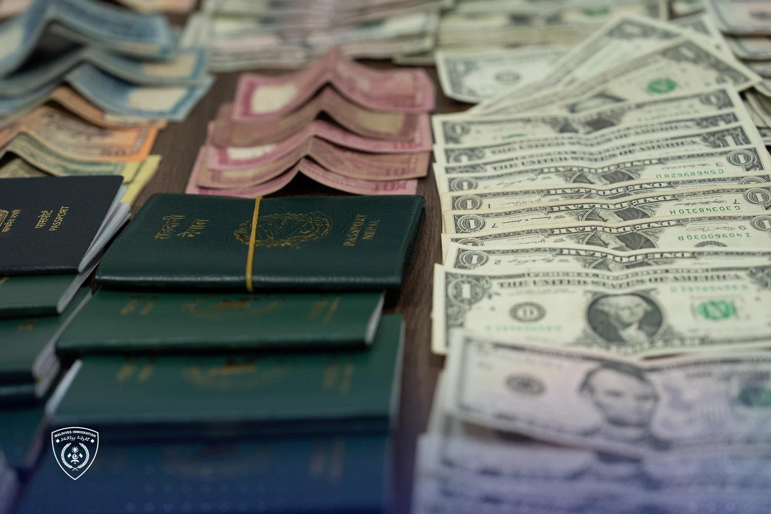 ކަޅު ބާޒާރުގައި ޑޮލަރުގެ ވިޔަފާރިކުރަމުންދިޔަ 5 ބިދޭސީން ހައްޔަރަށް!