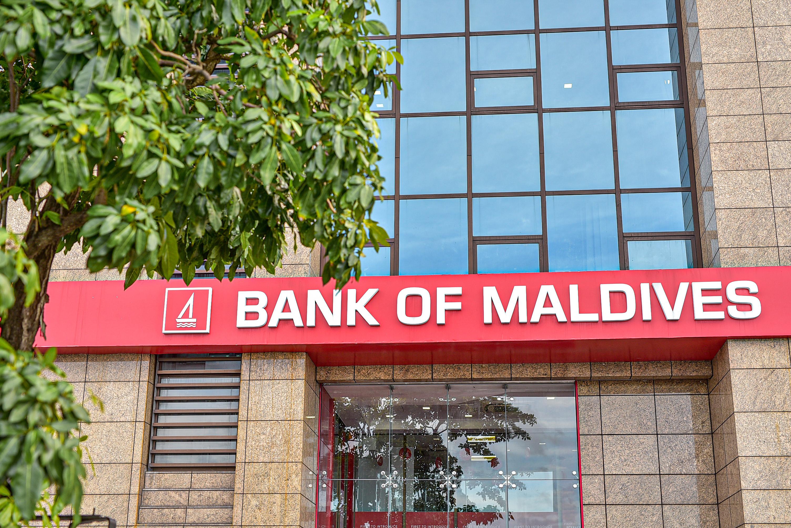 އެކަކު 100 އަށްވުރެ ގިނަ ޑެބިޓް ކާޑު ރާއްޖެއިން ބޭރަށް ގެންގޮސް ޑޮލަރު ލިމިޓް ނަހަމަ ގޮތުގައި ބޭނުންކުރި މައްސަލައެއް!