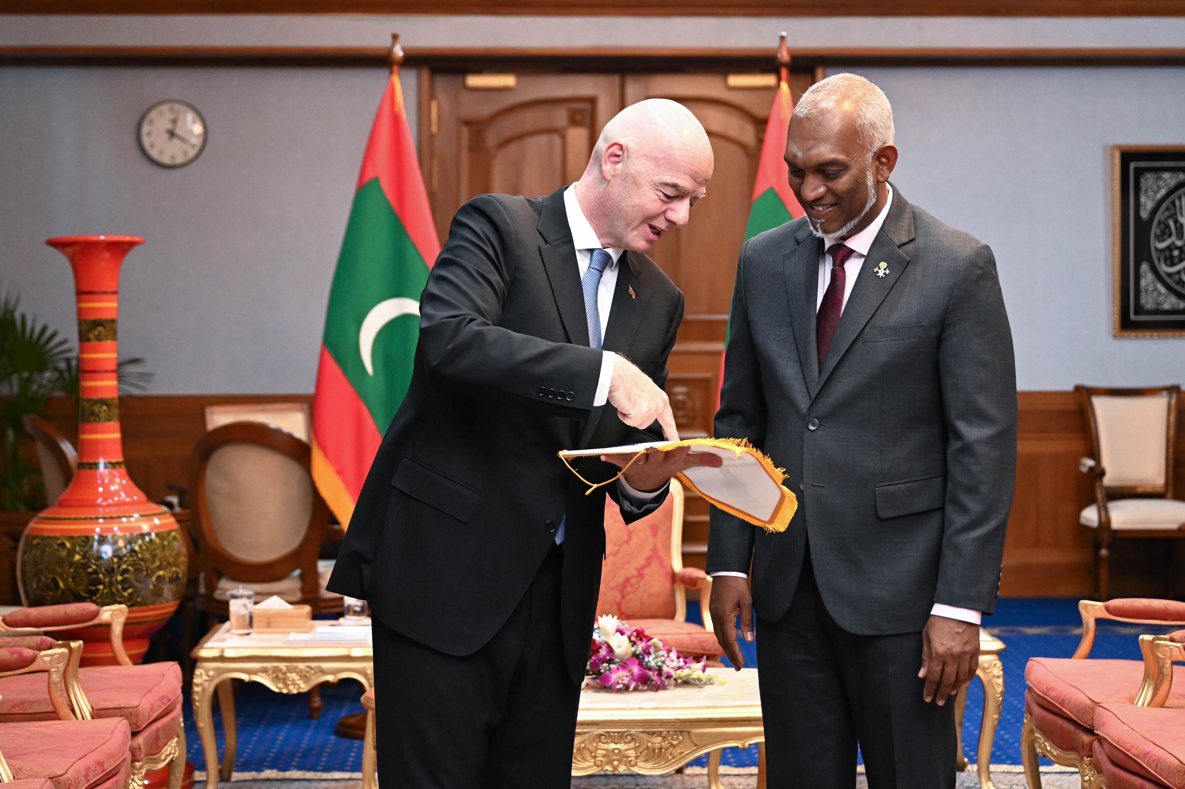 ރާއްޖޭގެ ފުޓްބޯޅަ ކުރިއެރުވުމަށް ދިވެހި ސަރުކާރުގެ ފުރިހަމަ އެއްބާރުލުން ދޭނެކަމުގެ ޔަގީންކަން އިންފަންޓީނޯއަށް ދީފި