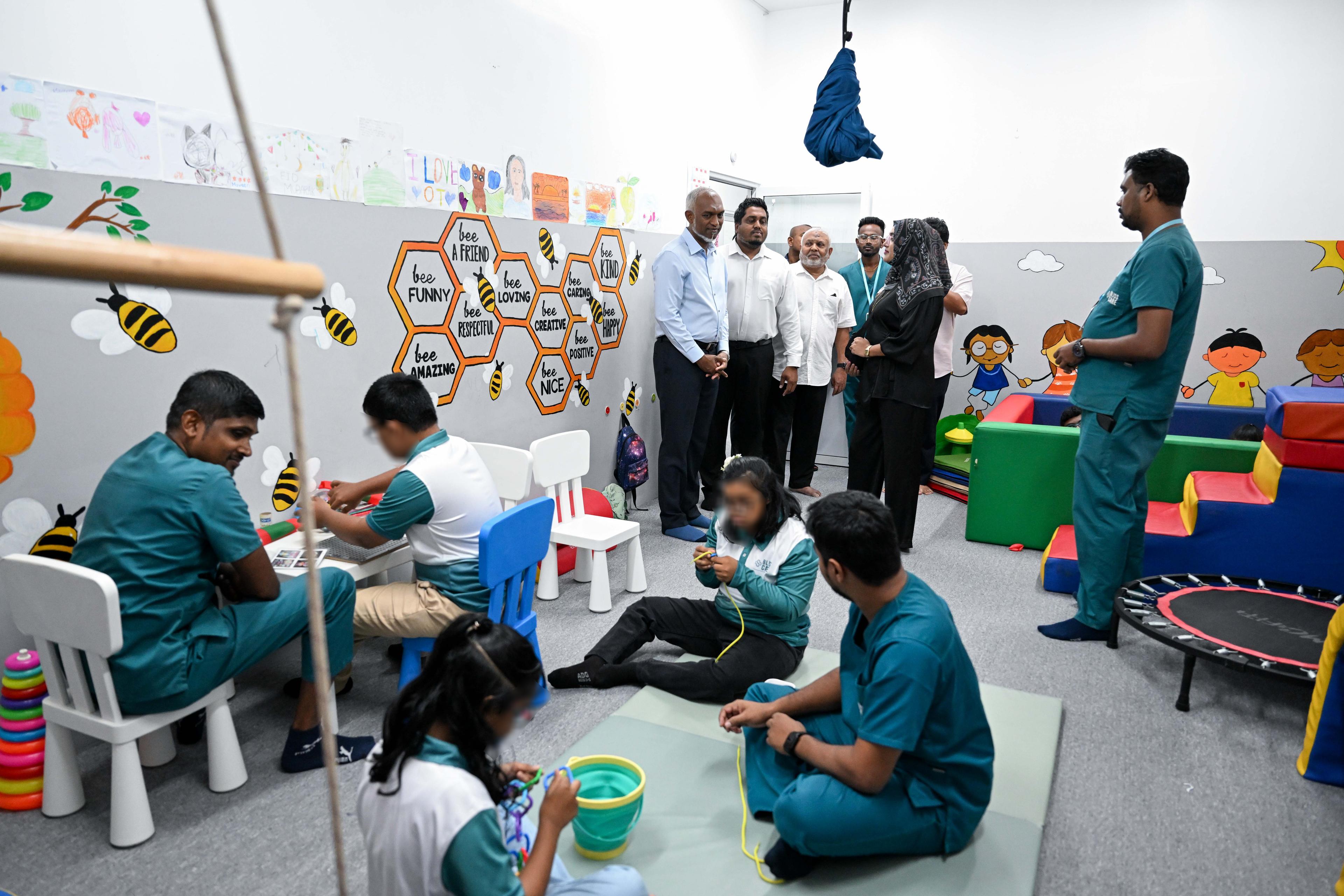 ނައިފަރުގައި ހުންނަ ޚާއްސަ އެހީއަށް ބޭނުންވާ ކުދިންނަށް ފަރުވާދޭ ތެރަޕީ ސެންޓަރަކަށް ރައީސް ޒިޔާރާތްކުރައްވައިފި