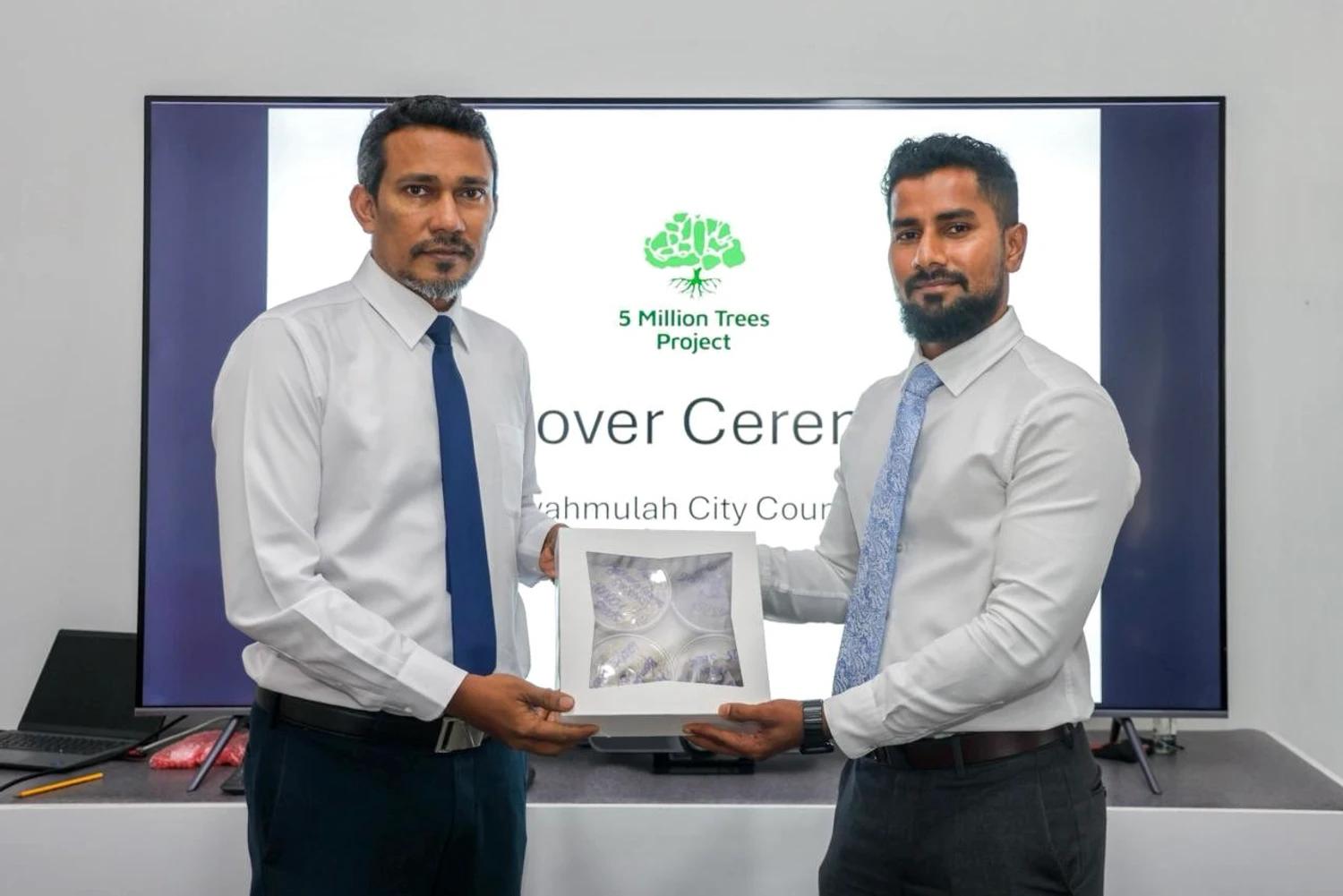 5 މިލިއަން ގަސް މަޝްރޫއު: ފުވަމުއްލަ ސިޓީ ކައުންސިލަށް ބައެއް ތަކެތި ހަދިޔާކޮށްފި