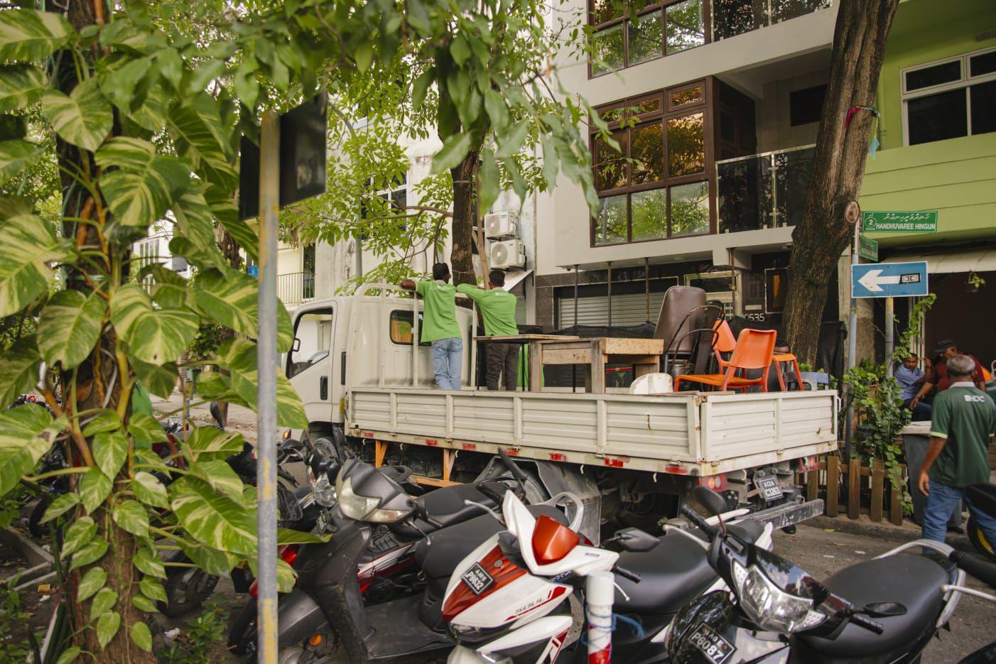 ހިތްފަސޭހަ ހުޅުމާލެ: ހުޅުމާލޭގެ ދުވާރުމަތީގައި ބަހައްޓާފައިވާ ގޮނޑިމޭޒު ނަގަން ފަށައިފި