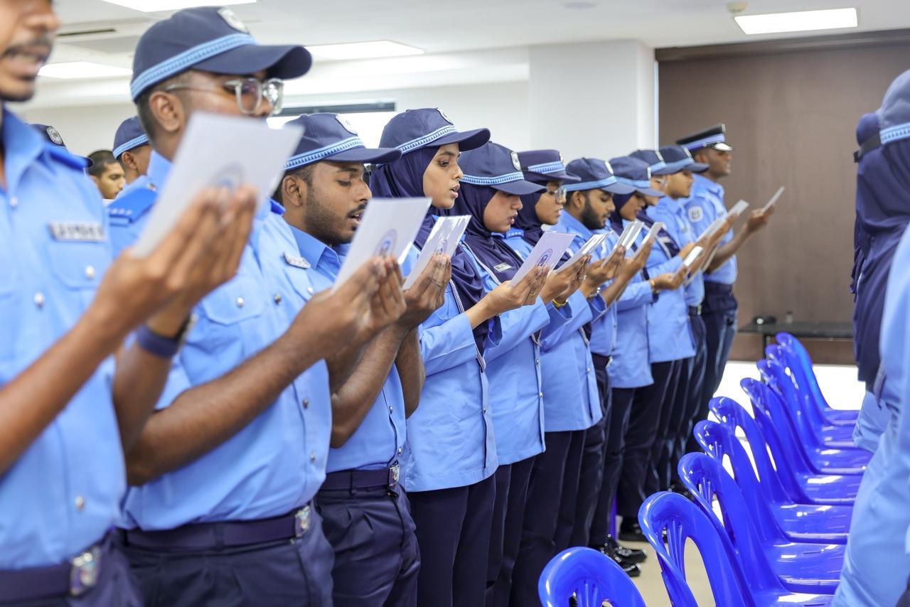 ފުލުހުންގެ ޚިދުމަތާ އަލަށް ގުޅުނު 40 ފުލުހަކު ހުވާކޮށްފި