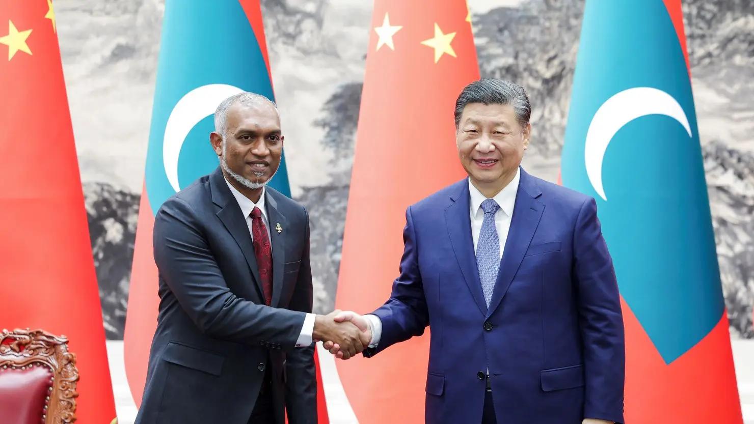 ޗައިނާގެ ޤައުމީ ދުވަހުގެ ތަހުނިޔާ ރައީސް މުއިއްޒުގެ ފަރާތުން އެޤައުމުގެ ރައީސަށާއި ބޮޑުވަޒީރަށް!