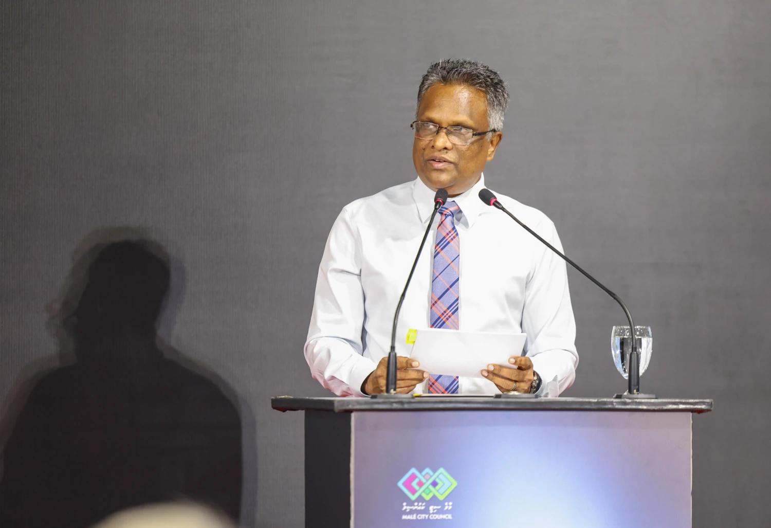 މާލެ ސަރަހައްދުގެ ލޭންޑް ޔޫސް ޕްލޭނެއް ހެދިގެން ދާއިރު ކައުންސިލްގެ ބައިވެރިވުމެއްނެތި ކުރިއަށް ނުގެންދިއުމަށް ޢާޒިމް އެދިވަޑައިގެންފި