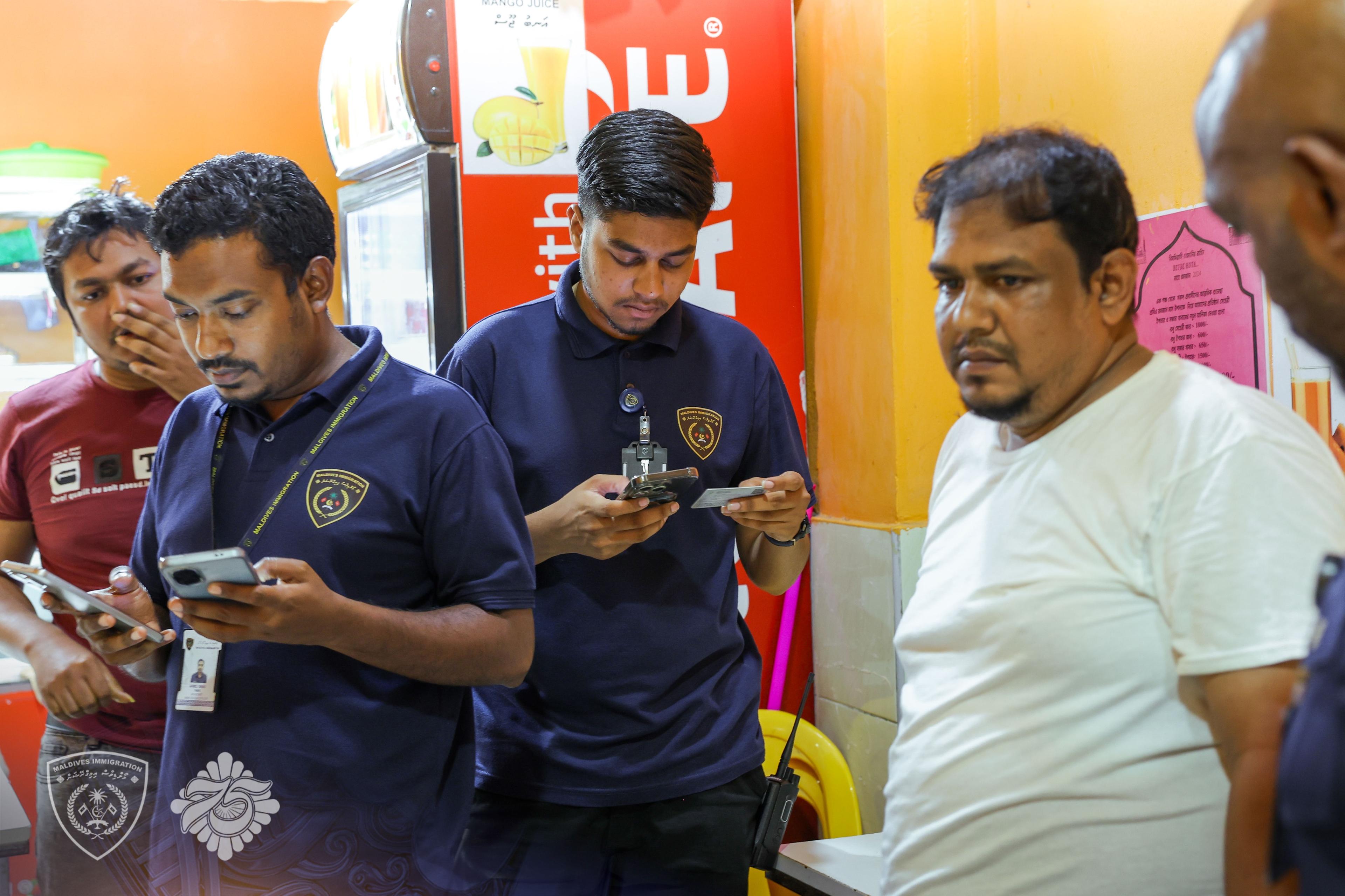 މާލޭގެ ކެފޭތަކެއް ބަލާފާސްކޮށް ގަވާއިދާ ހިލާފަށް އުޅެމުންދިޔަ 5 ބިދޭސީއަކު އަތުލައިގަނެފި