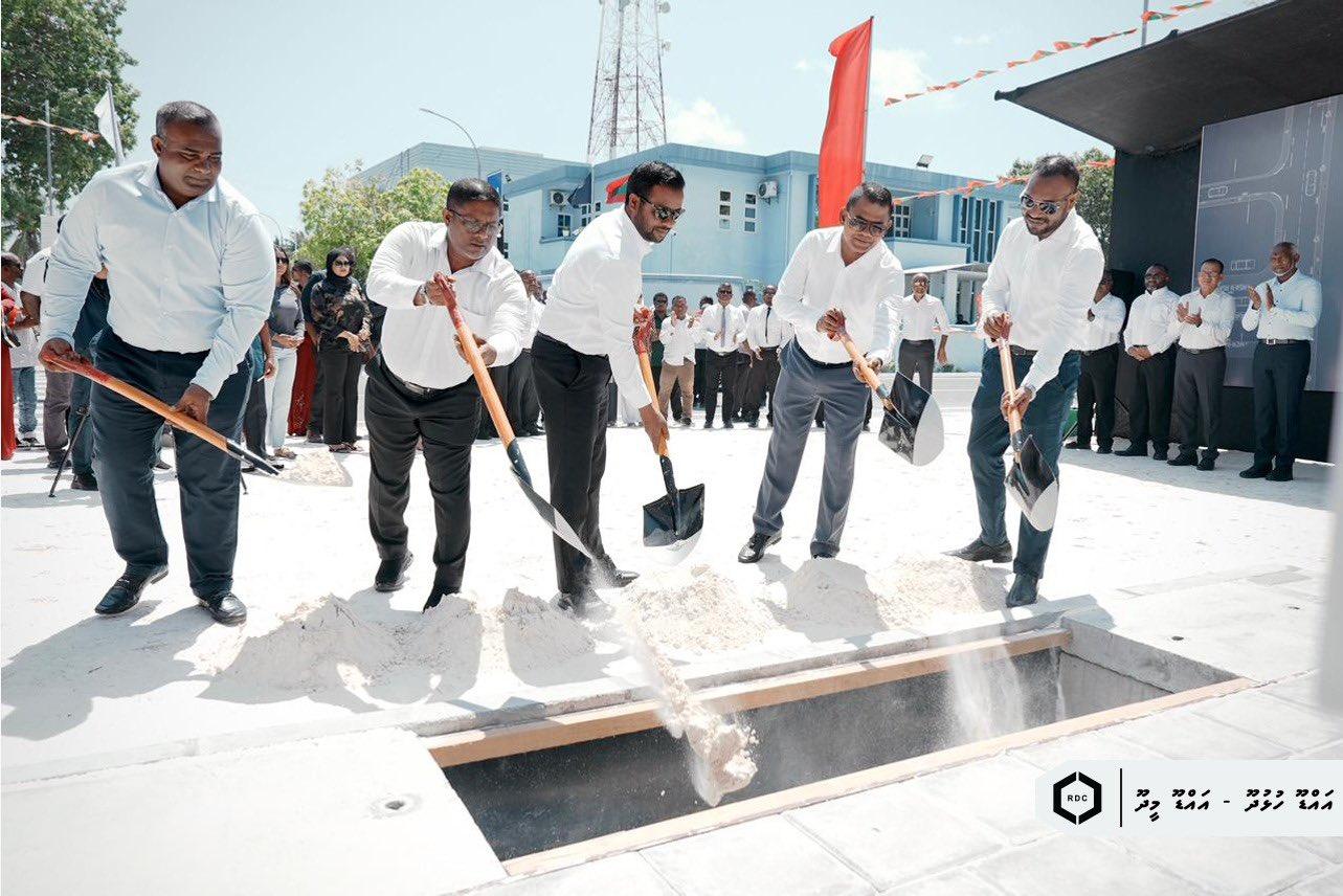 އައްޑޫ ހުޅުދޫއާއި މީދޫގެ މަގުތައް ޒަމާނީ ފެންވަރަށް ތަރައްޤީކުރުމުގެ އަމަލީ މަސައްކަތް ފަށައިފި