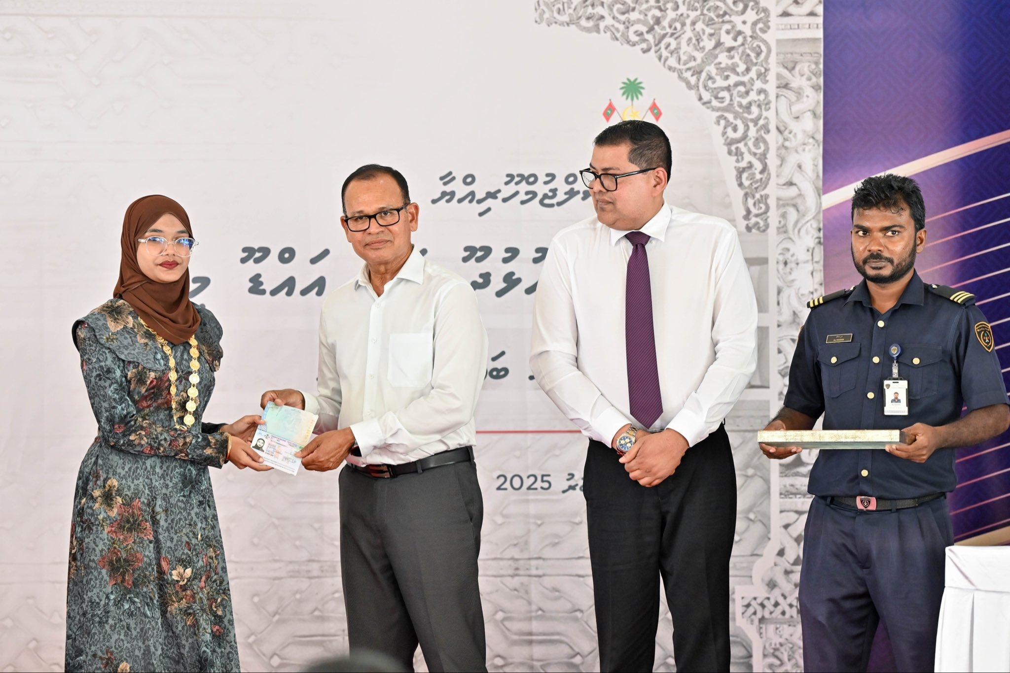 ހުޅުދޫއާއި މީދޫގައި އައިޑީކާޑާއި ޕާސްޕޯޓުގެ ހިދުމަތް ފަށައިފި