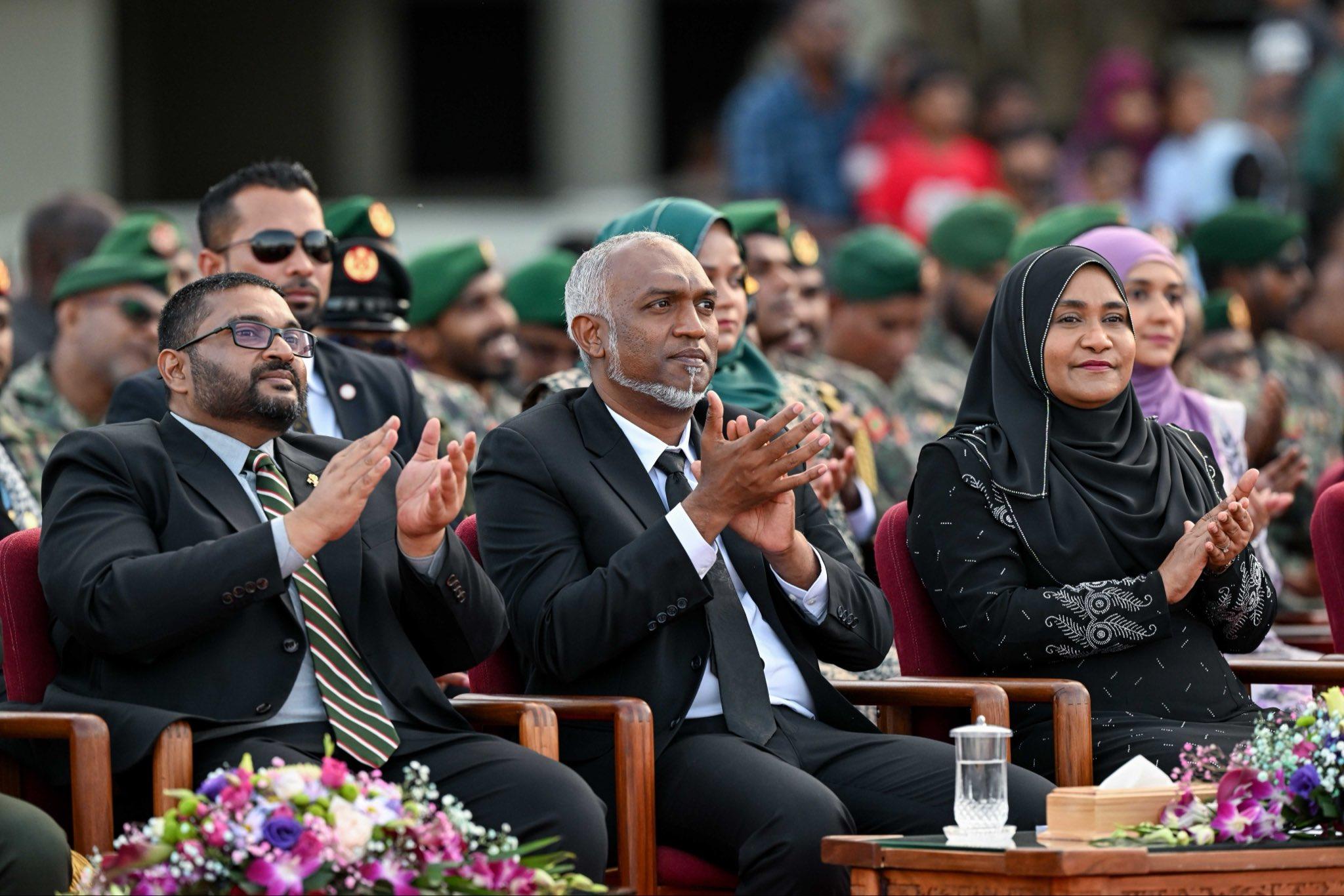 ނަޞްރުގެ ދުވަހުގެ މުނާސަބަތުގައި ދިފާޢީ ބާރުން އިންތިޒާމުކުރި އަސްކަރީ ހުށަހެޅުމުގެ ޙަރަކާތް ރައީސްގެ ދެކަނބަލުން ބައްލަވާލައްވައިފި