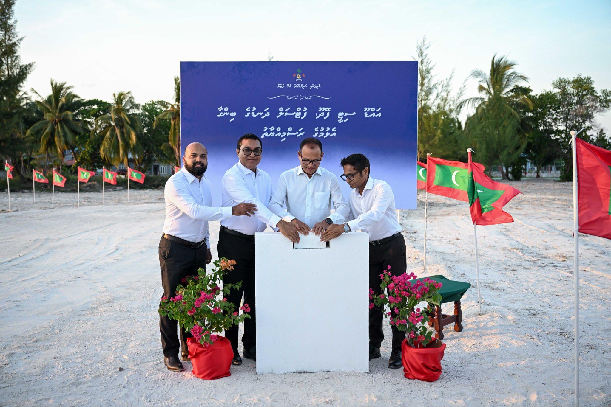 އައްޑޫ ސިޓީ ފޭދޫ ފުޓްސަލް ދަނޑުގެ ބިންގާ އަޅައި އަމަލީ މަސައްކަތް ފަށައިފި