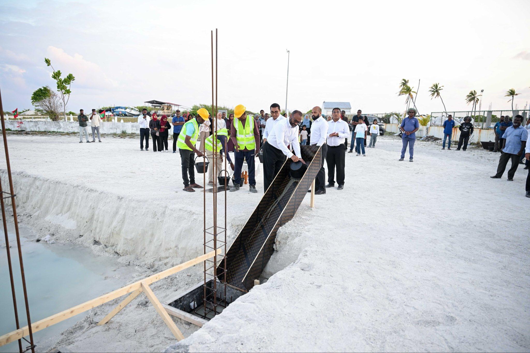 އައްޑޫ ސިޓީ ފޭދޫގައި އިމާރާތްކުރާ 500 މީހުންގެ ޖާގައިގެ މިސްކިތުގެ އަމަލީ މަސައްކަތް ފަށައިފި