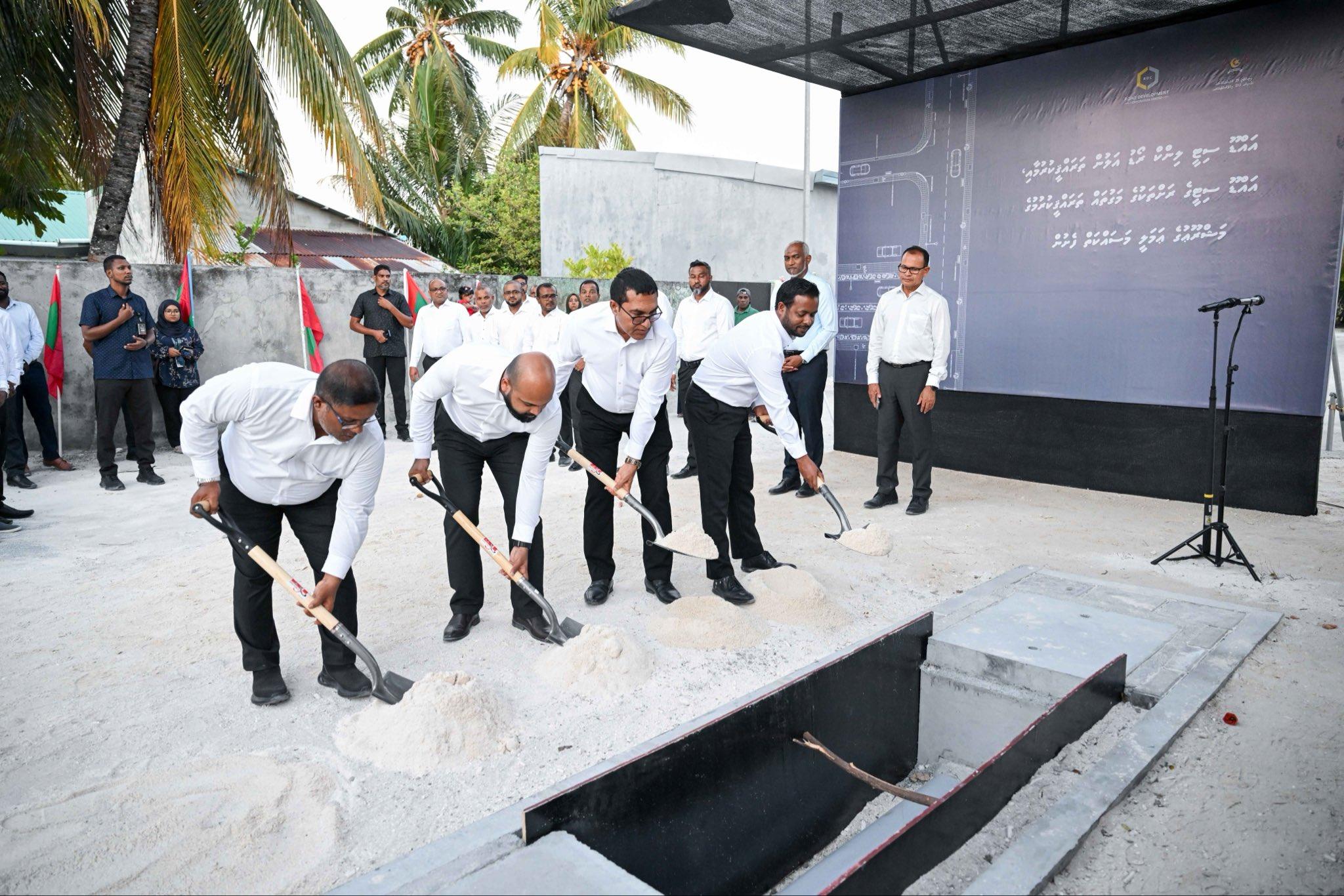 އައްޑޫ ލިންކް ރޯޑު އަލުން ތަރައްޤީކުރުމާއި ގުޅިފައިވާ ރަށްތަކުގެ މަގުހެދުމުގެ މަޝްރޫއުގެ އަމަލީ މަސައްކަތް ފަށައިފި