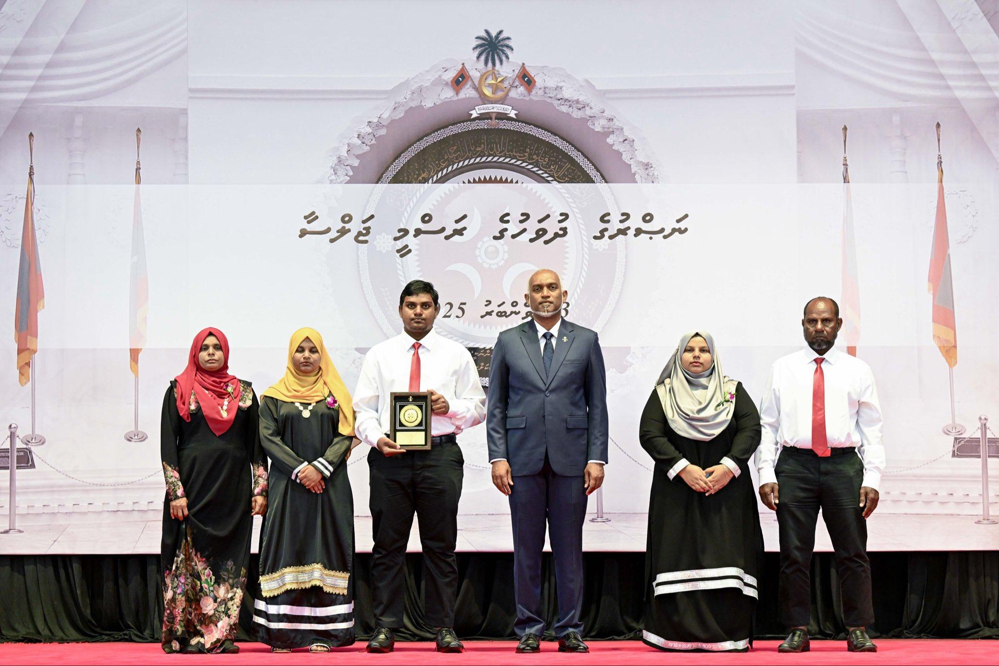 ނޮވެންބަރު 3ގެ ހަނދާނީ އައްޑަނަ ޝަހީދުންގެ ޢާއިލާތަކަށް!