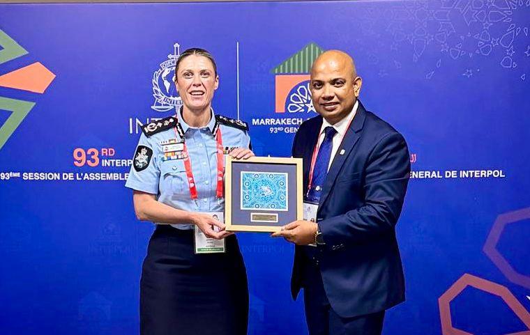 ސީޕީ ނަވީން، އޮސްޓްރޭލިއަން ފެޑަރަލް ޕޮލިސް ކޮމިޝަނަރާ ބައްދަލުކުރައްވައި މަޝްވަރާކުރައްވައިފި