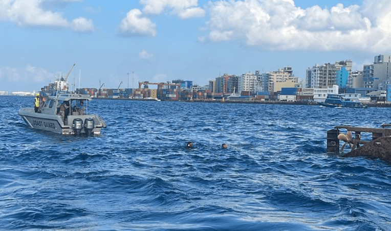 މާލެ ވިޔާފާރި ބަނދަރު ސަރަހައްދަށް ކޮޅުވެއްޓިއެއް ބަންޑުން ޖަހާލުން: ދިވެއްސެއްގެ ހާލު ސީރިއަސް!