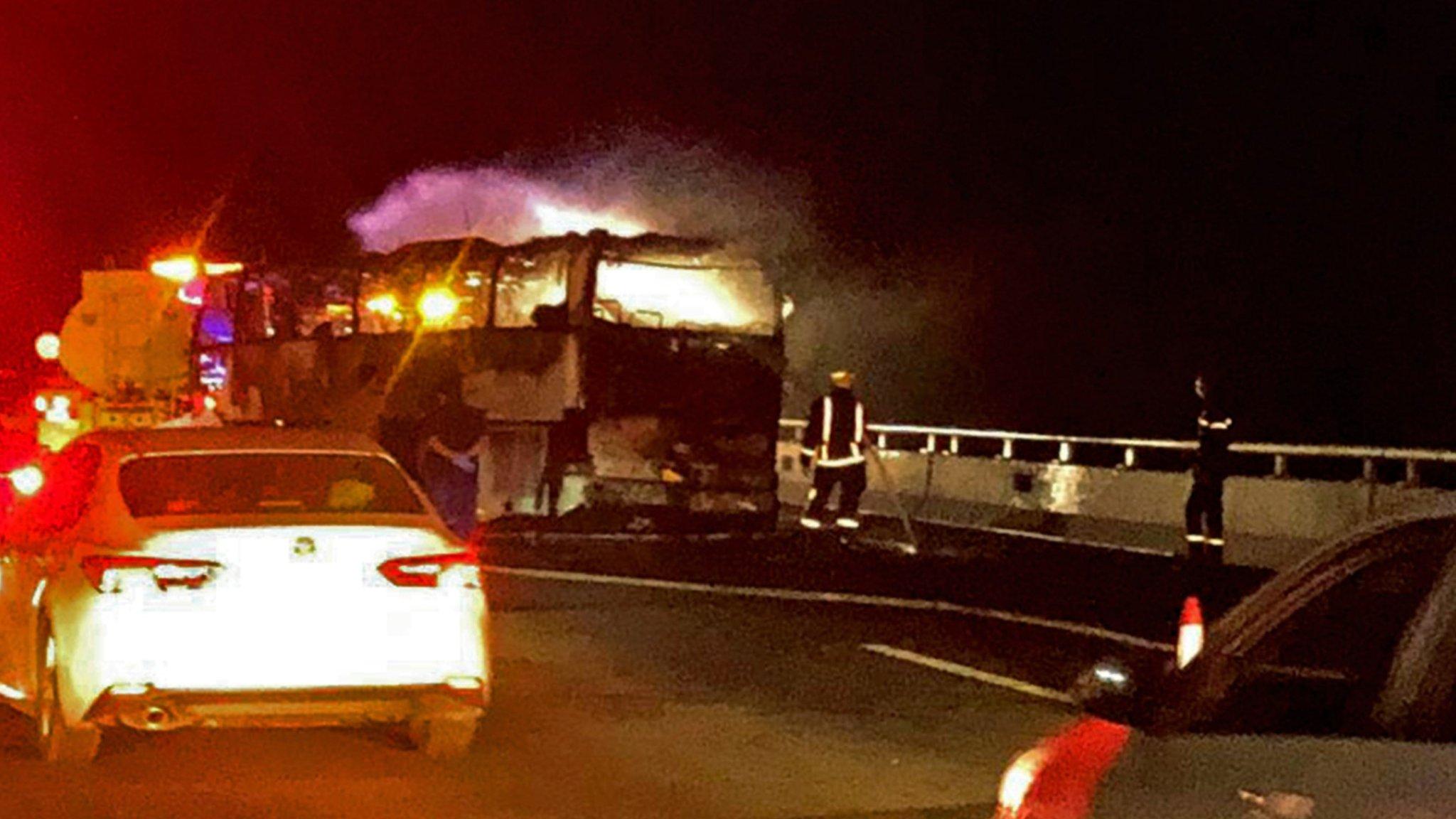 އުމްރާވެރިން ގޮވައިގެން ދަތުރުކުރި ބަހެއް އެކްސިޑެންޓުވެ 42 އުމްރާވެރިޔަކު މަރުވެއްޖެ