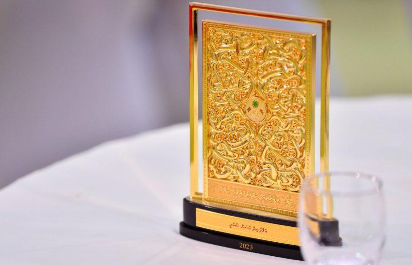 ދައުލަތަށް ޚިދުމަތް ކުރުމުގެ އިނާމާއި، މަތީ ދަރަޖަ ހޯދާ ފަރާތްތަކަށް ރައީސް ދެއްވާ ޚާއްޞަ އިނާމު ދިނުން މާދަމާ!