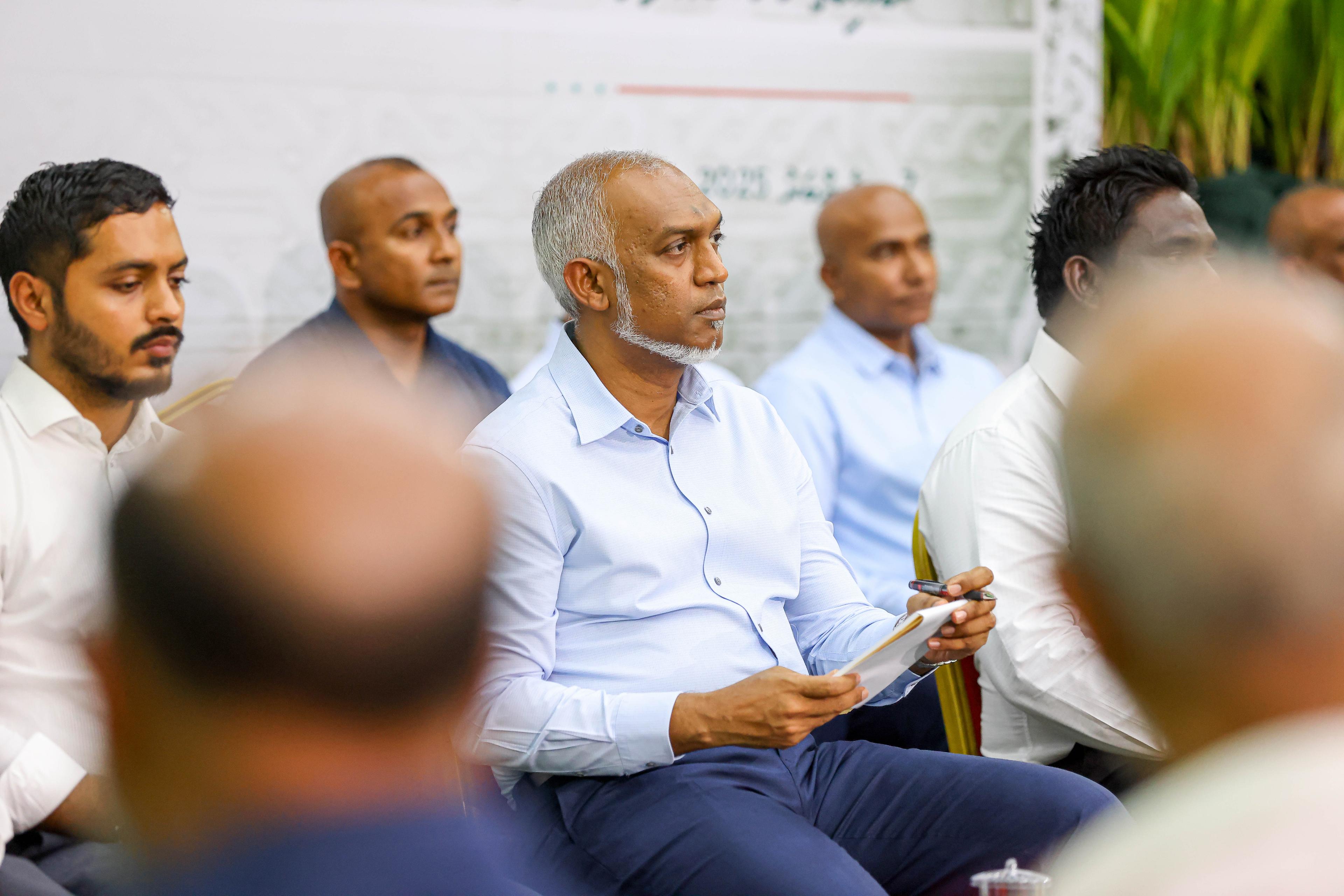 ރައީސް މުއިއްޒު އަންނަ ބުދަ ދުވަހުގެ ރޭ ވިޔަފާރިވެރިންނާއި ބައްދަލުކުރައްވަނީ