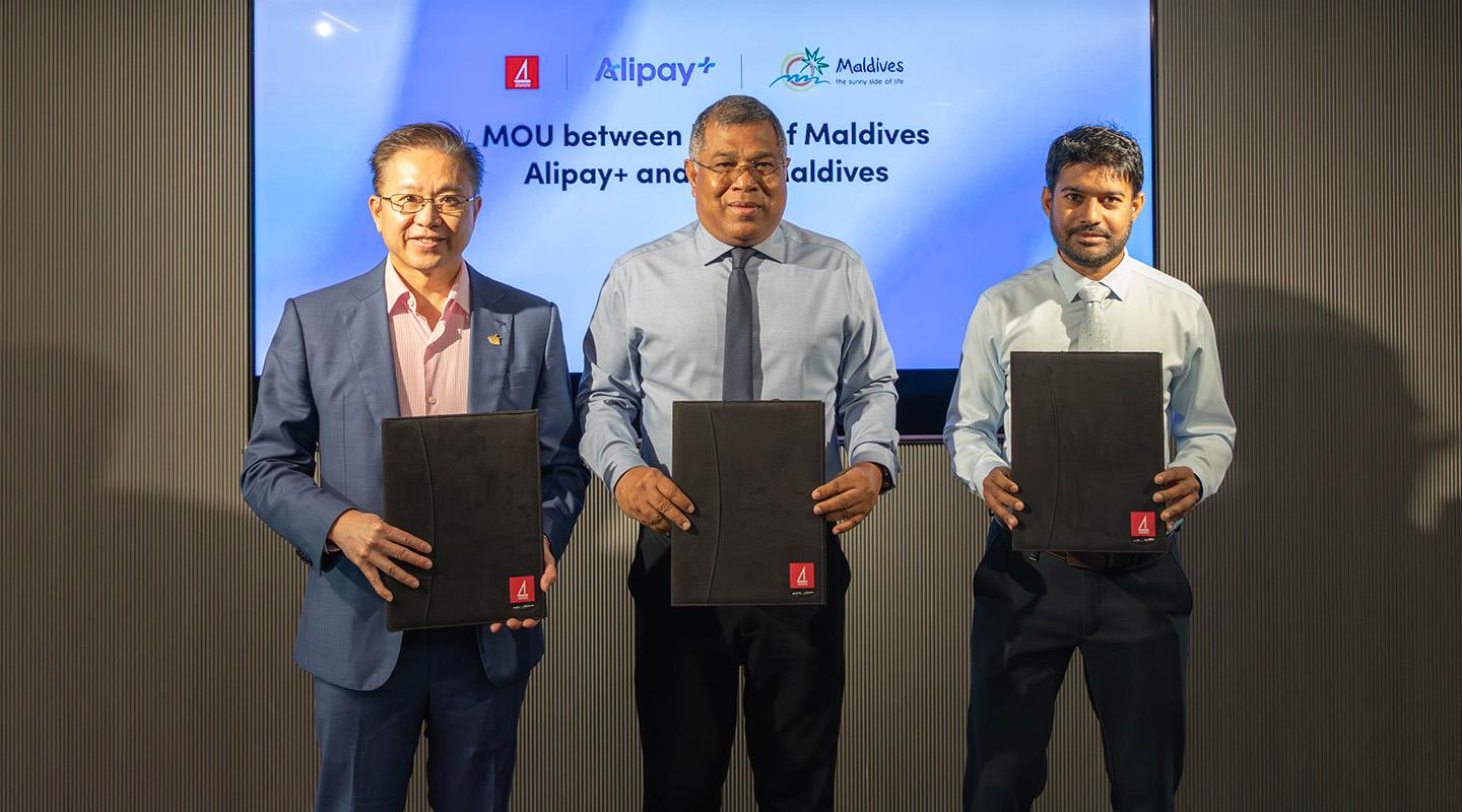 ޕޭމަންޓު ސޮލިއުޝަންތައް އިތުރުކޮށް ފަތުރުވެރިކަން ކުރިއެރުވުމަށް ބީއެމްއެލްއިން އަލިޕޭ+ އާއި ވިޒިޓް މޯލްޑިވްސްއާއިއެކު ދެ އެއްބަސްވުމެއް!