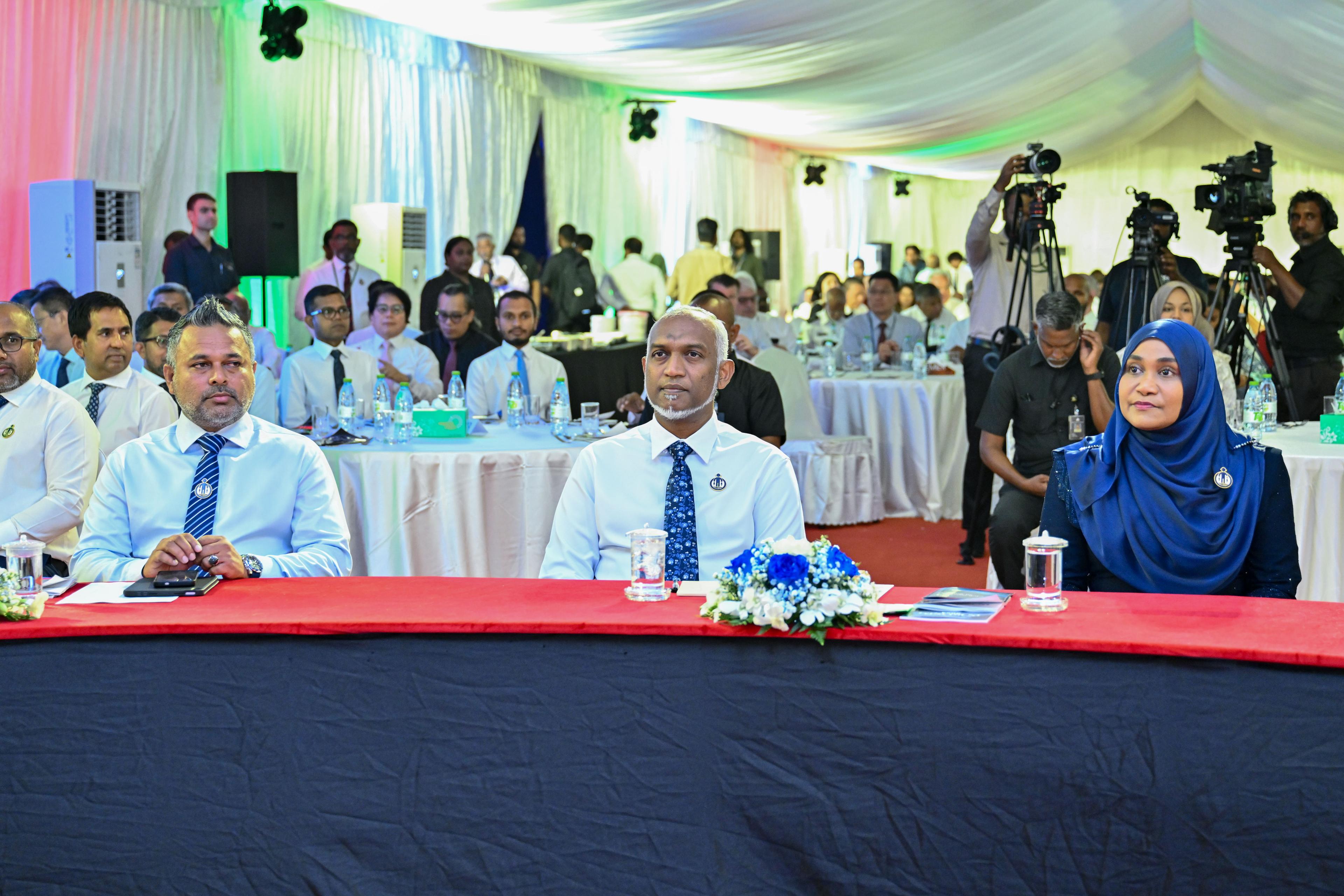 ރައީސްގެ ދެކަނބަލުން ދުވާފަރަށް ކުރެއްވި ދަތުރުފުޅު ނިންމަވާލައްވާ މާލެ ވަޑައިގެންފި