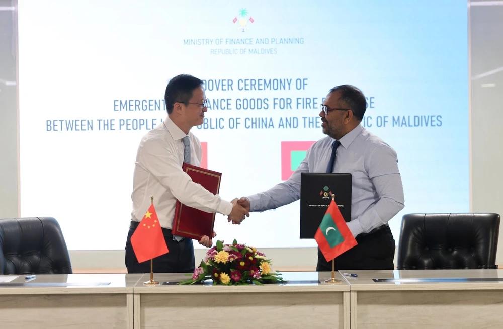 މިނިސްޓްރީތަކެއް ހިންގަމުންދިޔަ އިމާރާތްތަކުގައި ހިނގި އަލިފާނުގެ ހާދިސާއާއި ގުޅިގެން ޗައިނާއިން ރާއްޖެއަށް 2.8 މިލިއަން އެމެރިކާ ޑޮލަރުގެ އެހީ!