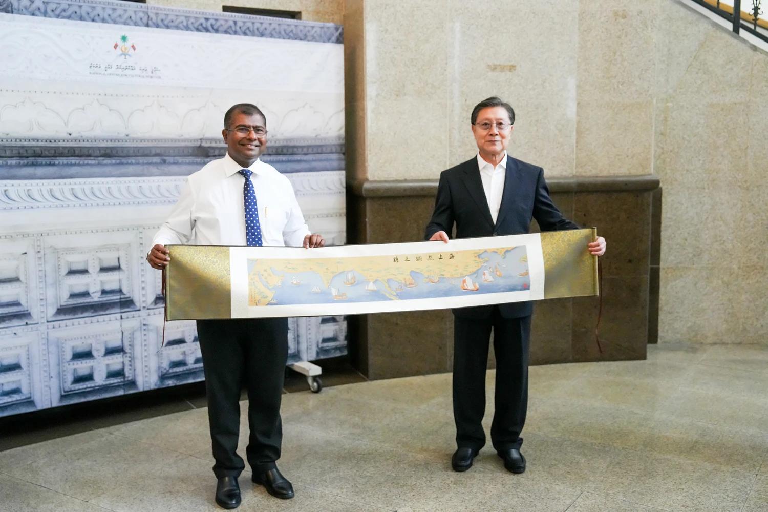 ޗައިނާގެ ނެޝަނަލް ޕީޕަލްސް ކޮންގްރެސްގެ ސްޓޭންޑިންގ ކޮމިޓީގެ ވައިސް ޗެއާމަން، ޤައުމީ ދާރުލްއާސާރަށް ޒިޔާރަތް ކުރައްވައިފި