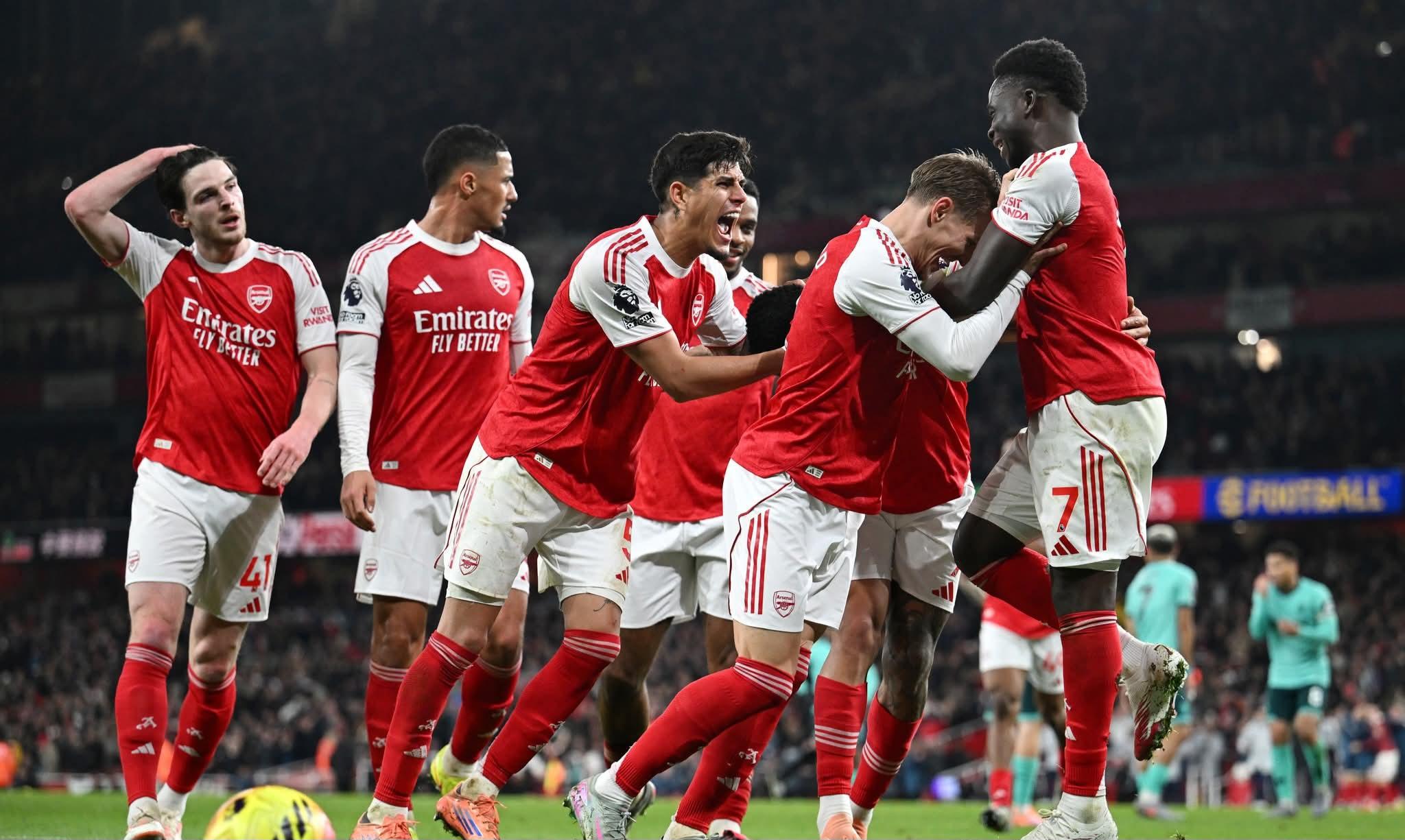 ތާވަލުގެ ފުލުގައި އޮތް ވުލްވްސް އަތުން އަމިއްލަ ދަނޑުގައި އާސެނަލްއަށް އުނދަގޫ މޮޅެއް