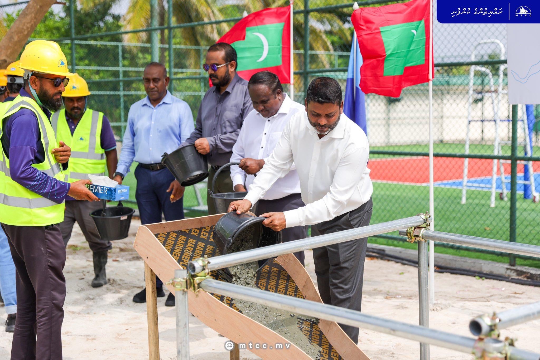 ދުވާފަރު އައުޓްޑޯ ވޮލީ ކޯޓު ތަރައްޤީ ކުރުމުގެ ޢަމަލީ މަސައްކަތް ފަށައިފި