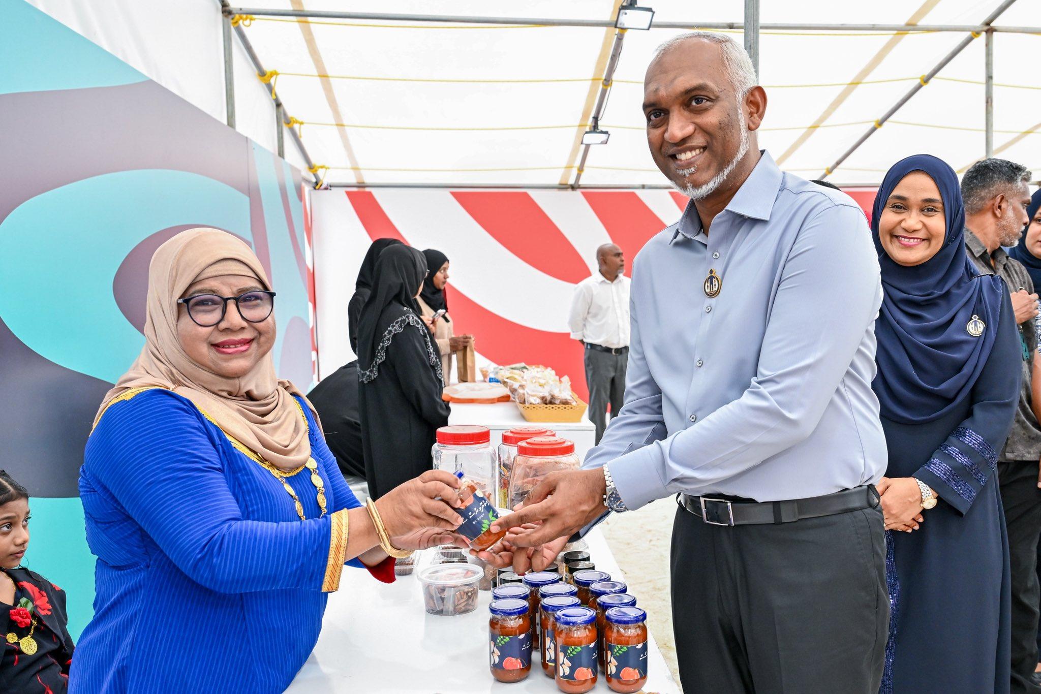 މަސްވެރިންގެ ދުވަހުގެ ކާބޯތަކެތީގެ މައުރަޒަށް ރައީސްގެ ދެކަނބަލުން ޒިޔާރާތްކުރައްވައިފި