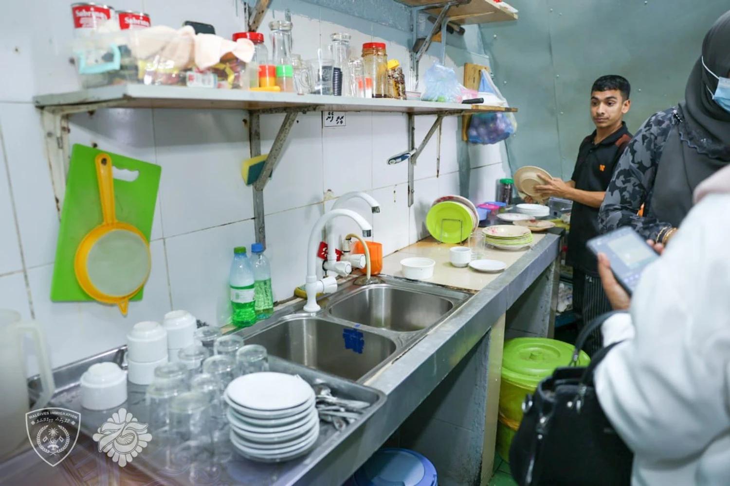 ގަވާއިދާ ޚިލާފަށް މާލޭގައި ހިންގަމުން ދިޔަ 2 ވިޔަފާރިއެއް ހުއްޓުވައި، 1 ތަނަކަށް ނޯޓިސް ދީފި