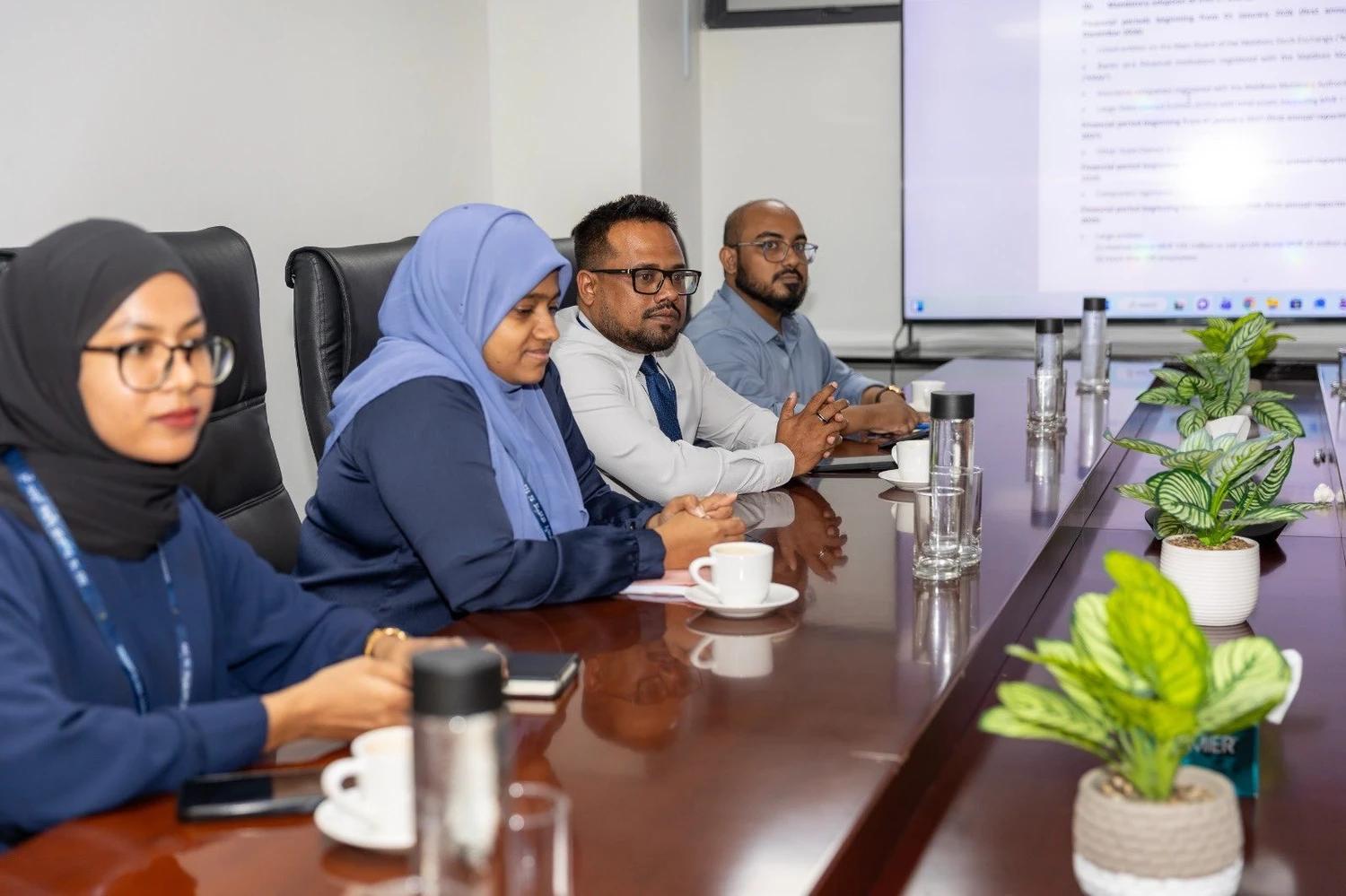 އިންފޮމޭޝަން އޮފިސަރުންނަކީ ގާނޫނަށް އަހުލުވެރި ބަޔަކަށް ހެދުމަށް އެދިއްޖެ