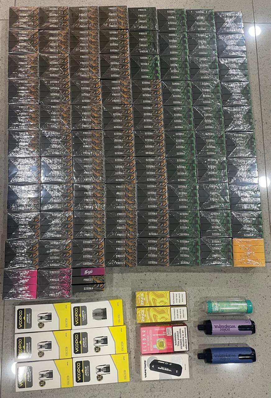 މާލެގެ ދެ ގެއެއް ފާސްކޮށް 500 އަށްވުރެ ގިނަ ވޭޕް އަދި ވޭޕް ކާޓްރިޖްތަކެއް އަތުލައިގަނެފި