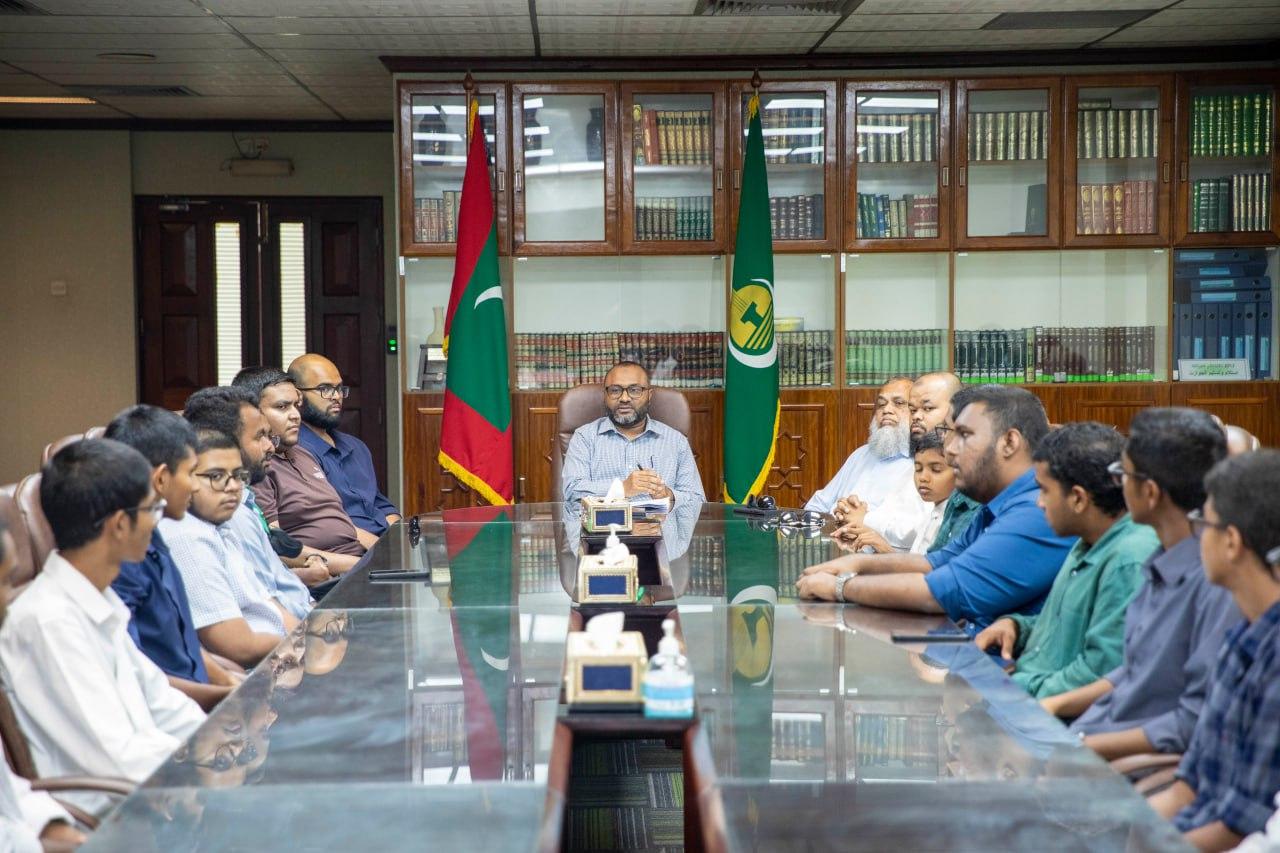 މާލޭގައި ތަރާވީސް ނަމާދު ކުރާ ޒުވާން ޚާފިޡުންނާއި ވަޒީރު ބައްދަލުކުރައްވައިފި