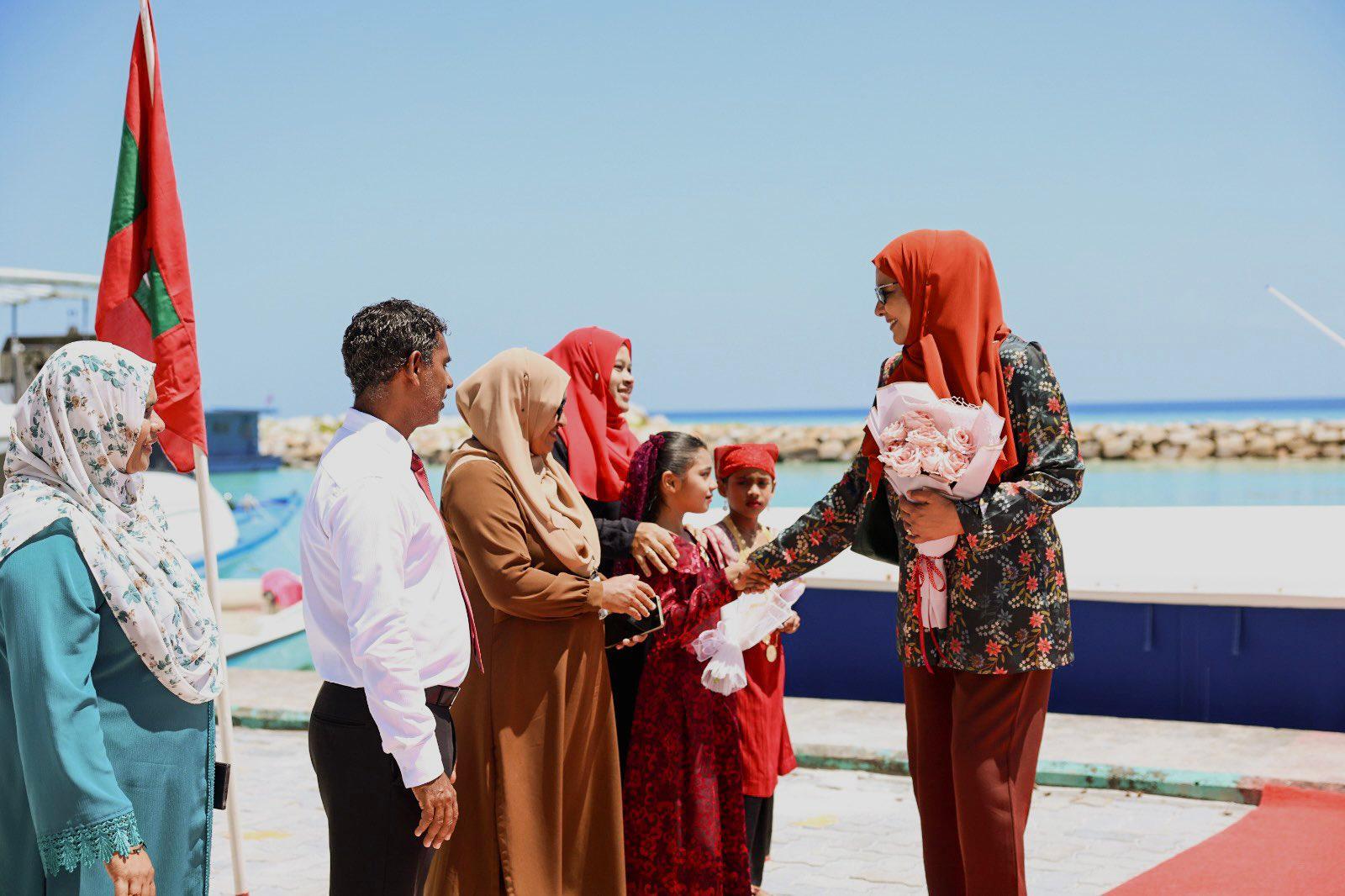 ވަޒީރު އާއިޝަތު ޝިހާމް ފ ނިލަންދޫއަށް!