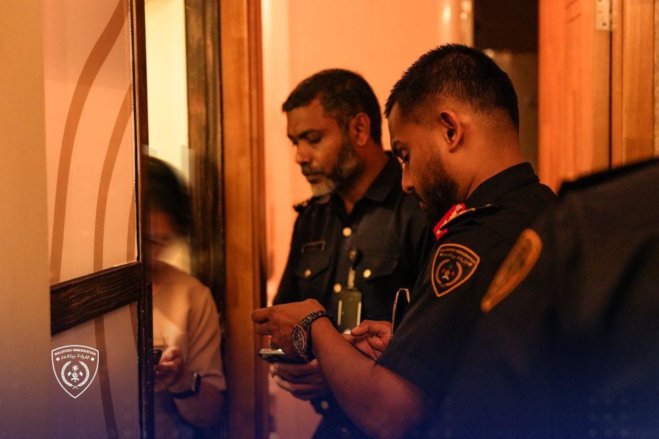 ބިދޭސީއެއްގެ އަތުން ފެނުނު 530،000ރ ހިފައިގެން އިމިގްރޭޝަންގެ އޮފީސަރު ވަނީ ޝަމްއާންގެ ގެއަށް: ފުލުހުން