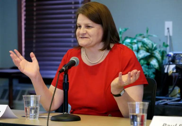 ޓްރަމްޕުގެ އޯޑަރެއް ތަންފީޒުކުރުމަށް ހުރަސްއެޅިކަމަށްބުނެ އެފްބީއައިއޭއިން ފަނޑިޔާރަކު ހައްޔަރުކޮށްފި