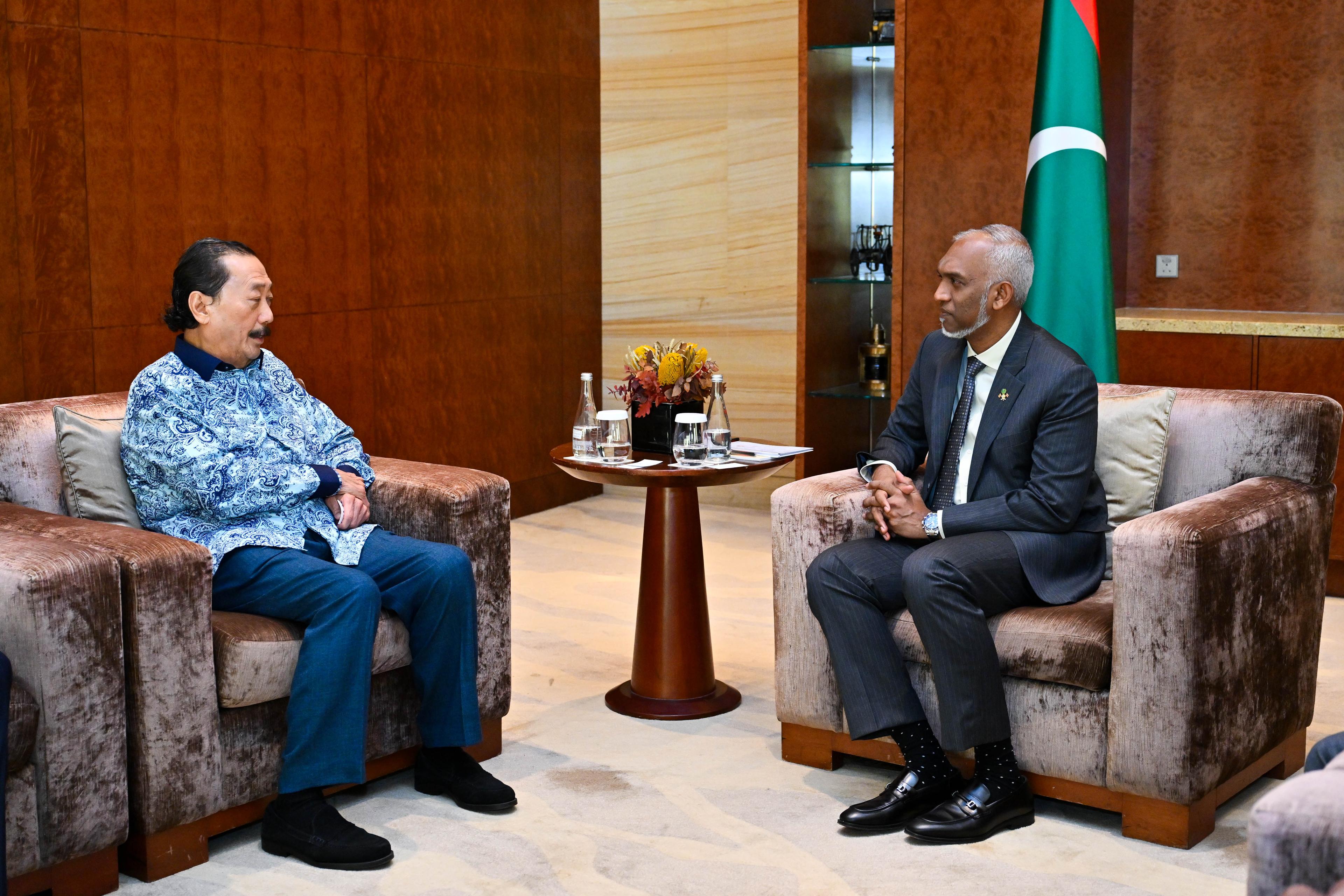 މެލޭޝިއާގެ އެންމެ ބޮޑު އެއްކުންފުނި، ބަރޖާޔާ ކޯޕަރޭޝަންގެ އެޑްވައިޒަރު، ރައީސް މުއިއްޒު އާއި ބައްދަލުކުރައްވައިފި